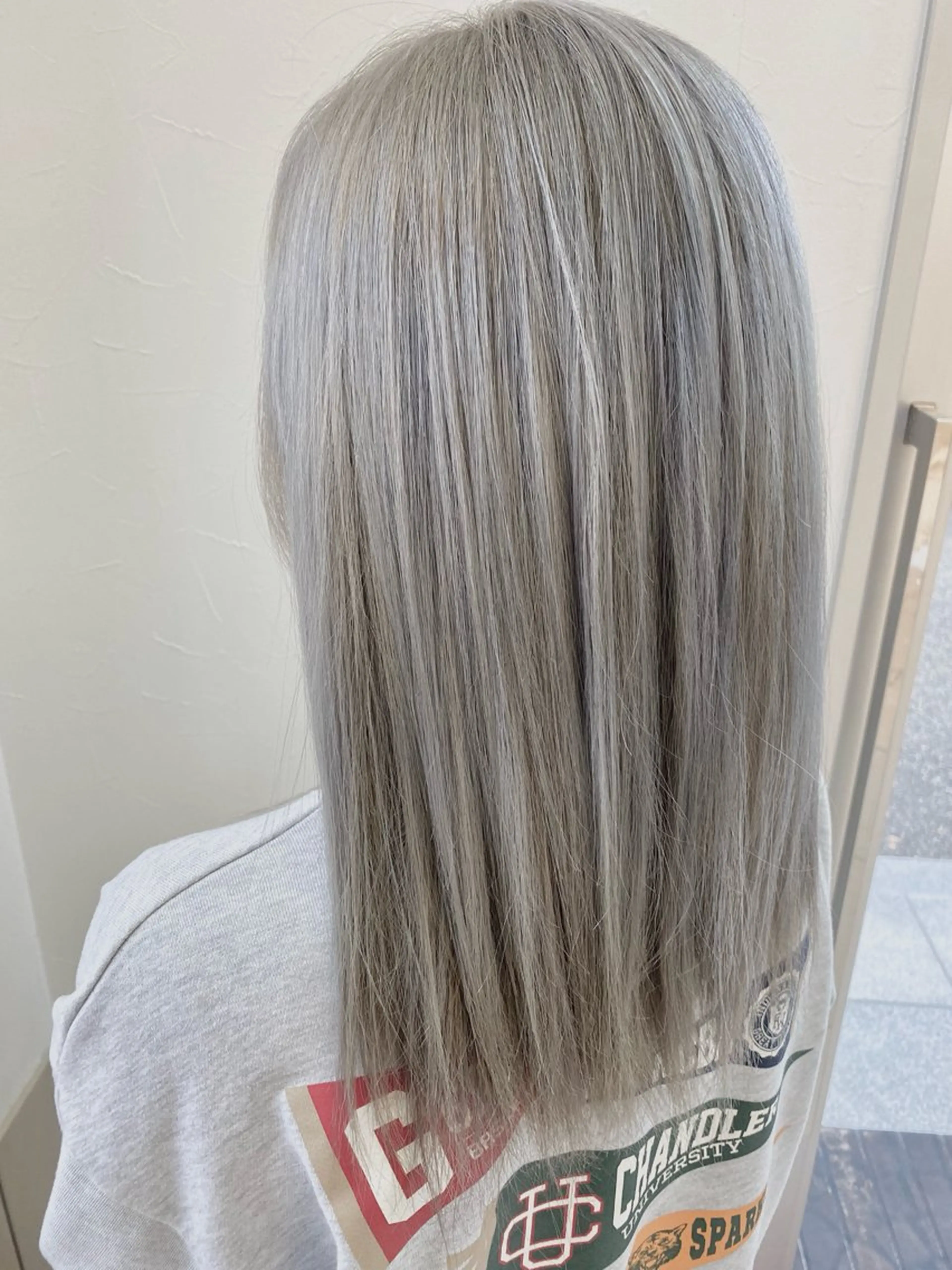 セミロング カラー アッシュ ブリーチ シルバー ホワイトアッシュ ヘアカラー トリートメント 神戸 蒼司のヘアスタイル