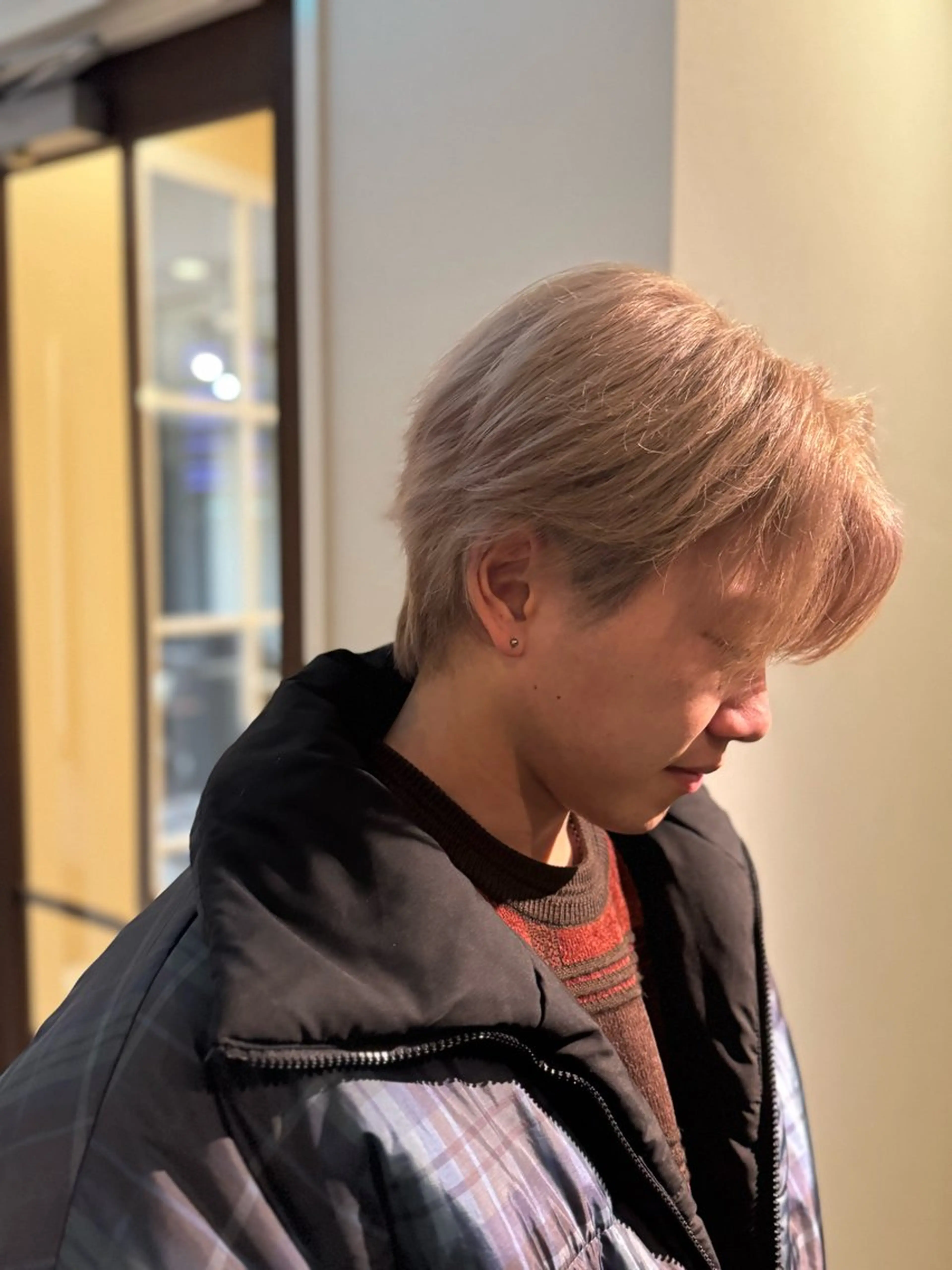 カラー メンズ メンズブリーチ メンズハイトーン メンズウルフカット ベージュカラー ブリーチ カット ヘアカラー 日比 海夏太のヘアスタイル