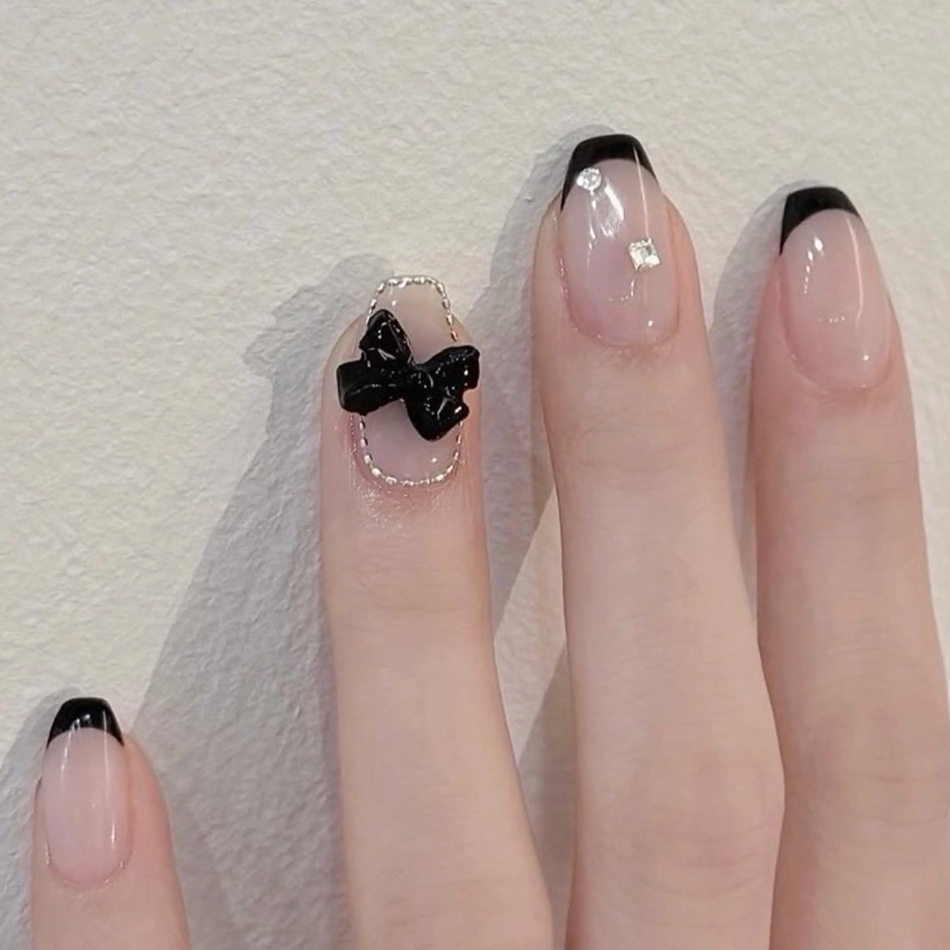 黒🖤ブラックフレンチにリボンネイル(ベースワンカラー)の写真