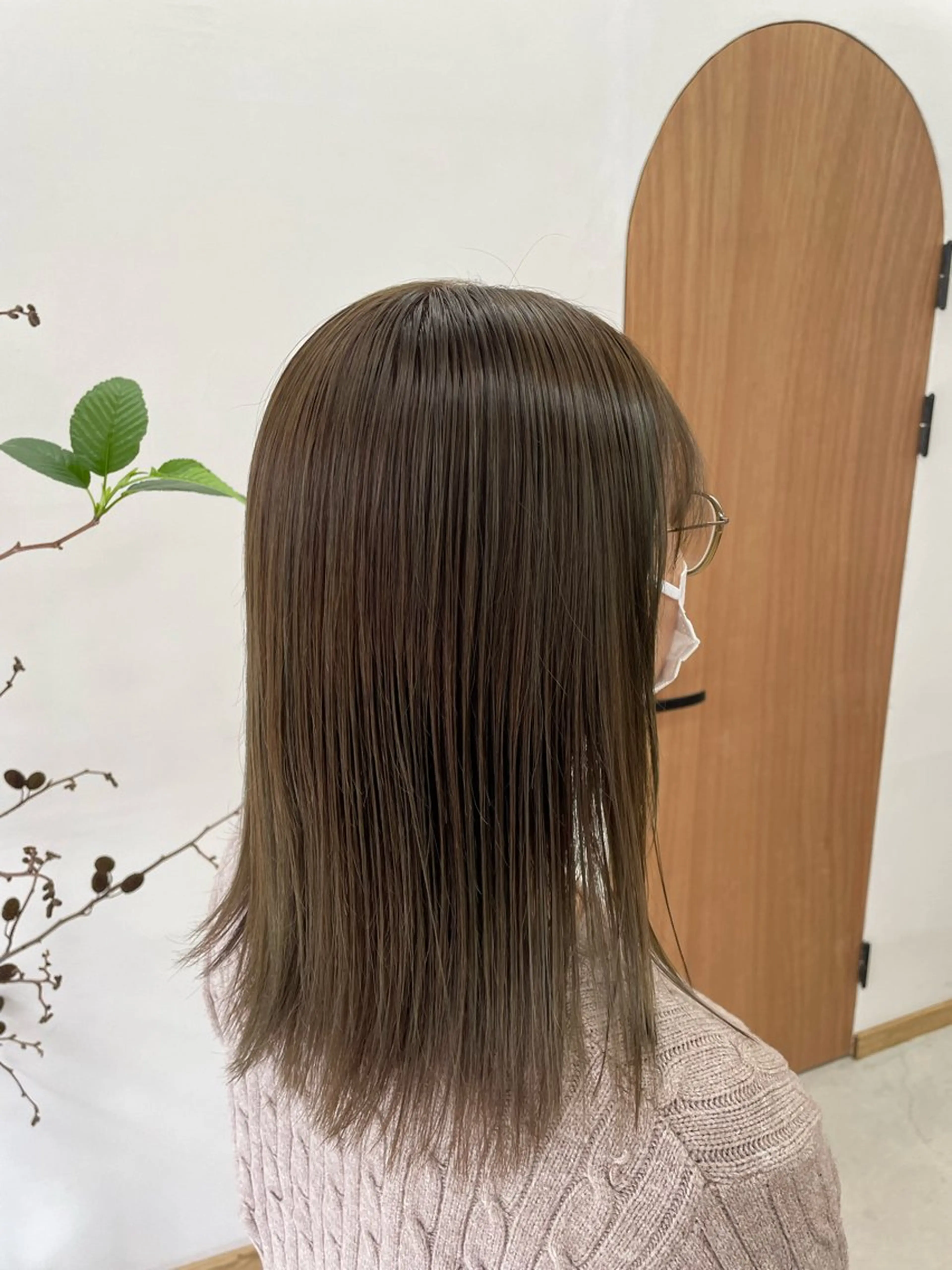 ミディアム カラー ベージュカラー 透明感カラー オリーブベージュ 慎太朗/パーマ/ボブ /センターパートのヘアスタイル