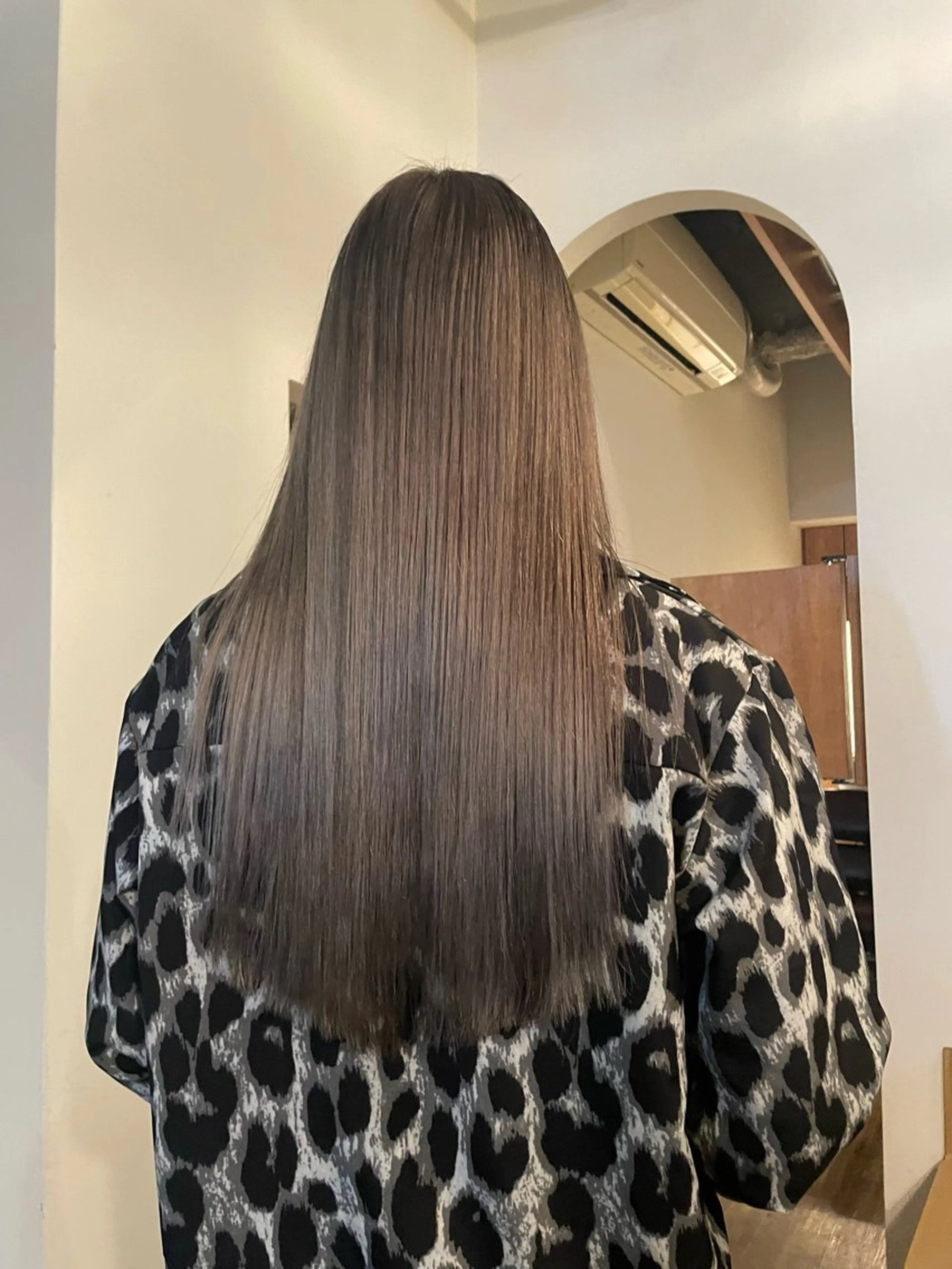 ロング カラー ブリーチ グレージュ ヘアカラー ウシロダ メグミのヘアスタイル