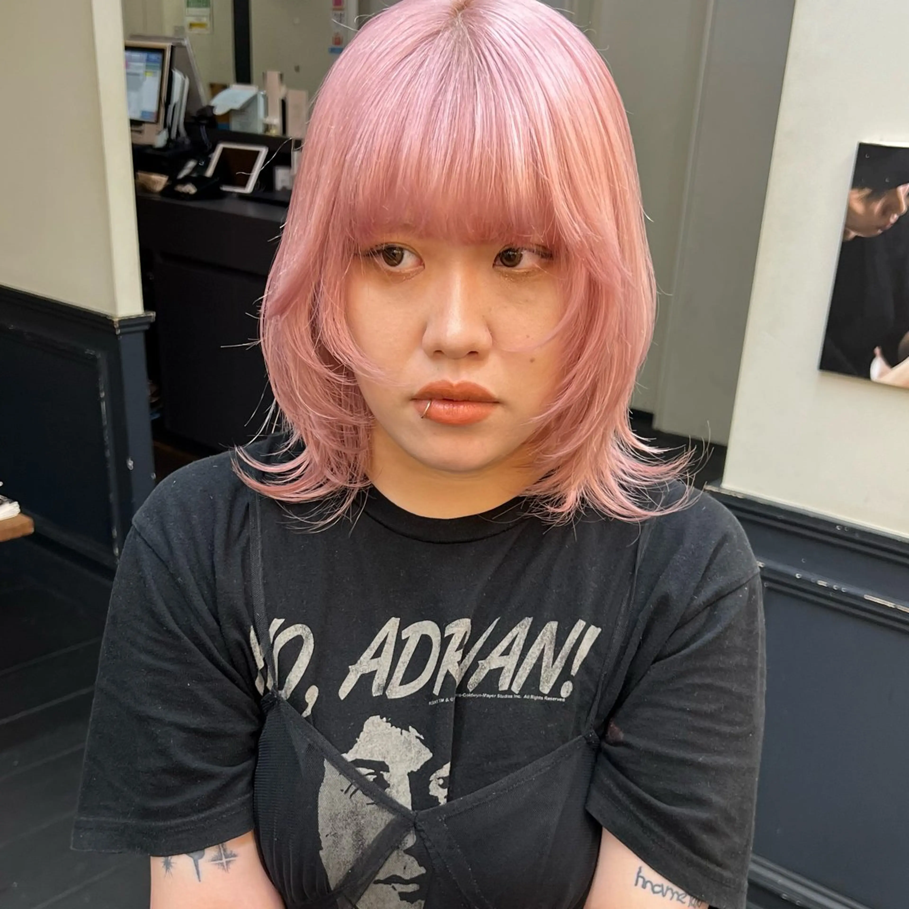 ミディアム カラー ブリーチ ハイトーンカラー ピンクカラー レイヤーカット ウルフカット 大久保 佳那のヘアスタイル