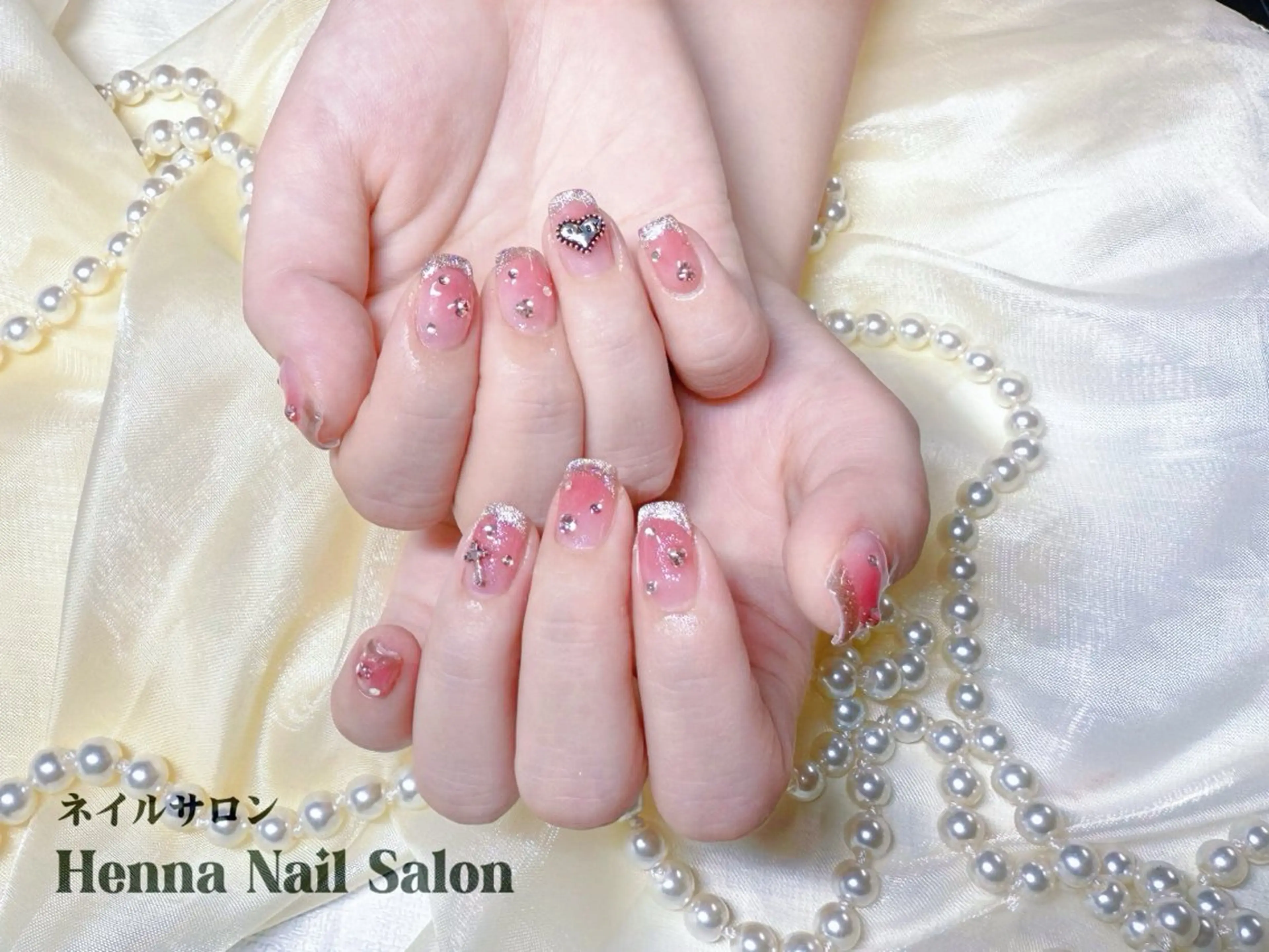 ネイル ハンドネイル Henna Kongssalonのネイルデザイン