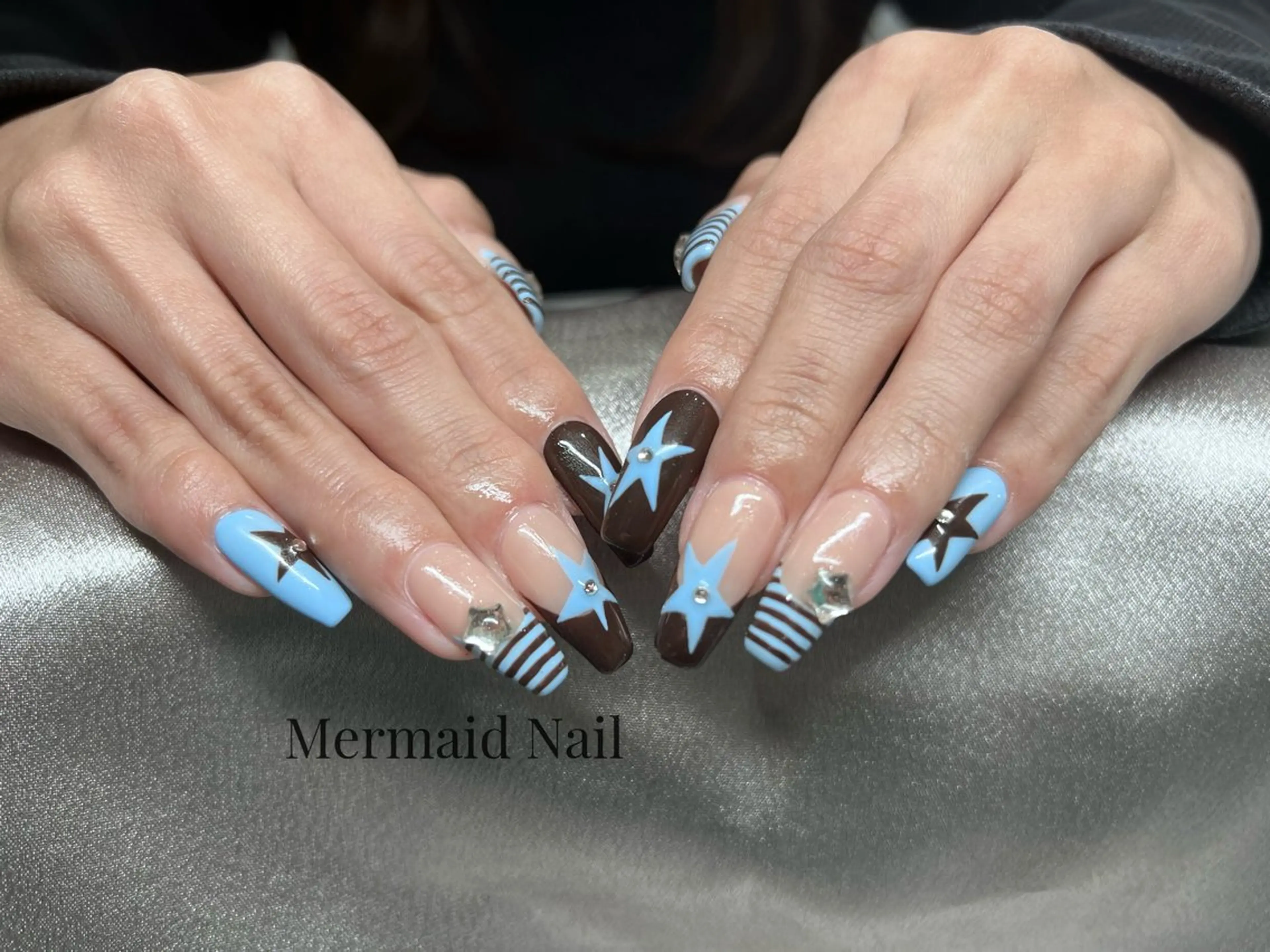 ネイル ブルー ボーダー ブラウン ドット フレンチネイル ハンドネイル Mermaid Nailのネイルデザイン