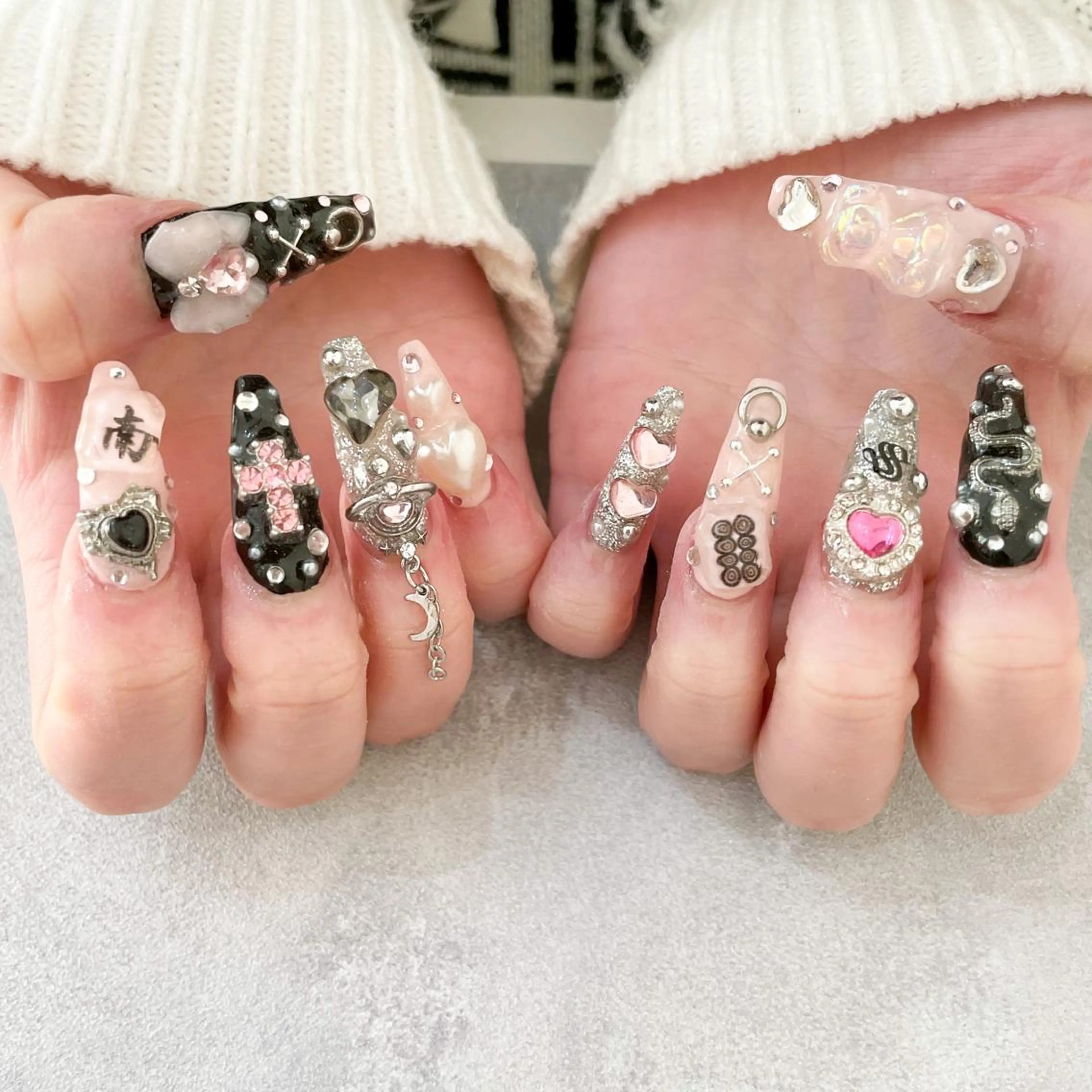 ネイル ハンドネイル ゴテゴテ💙ワンホン リオナのネイルデザイン