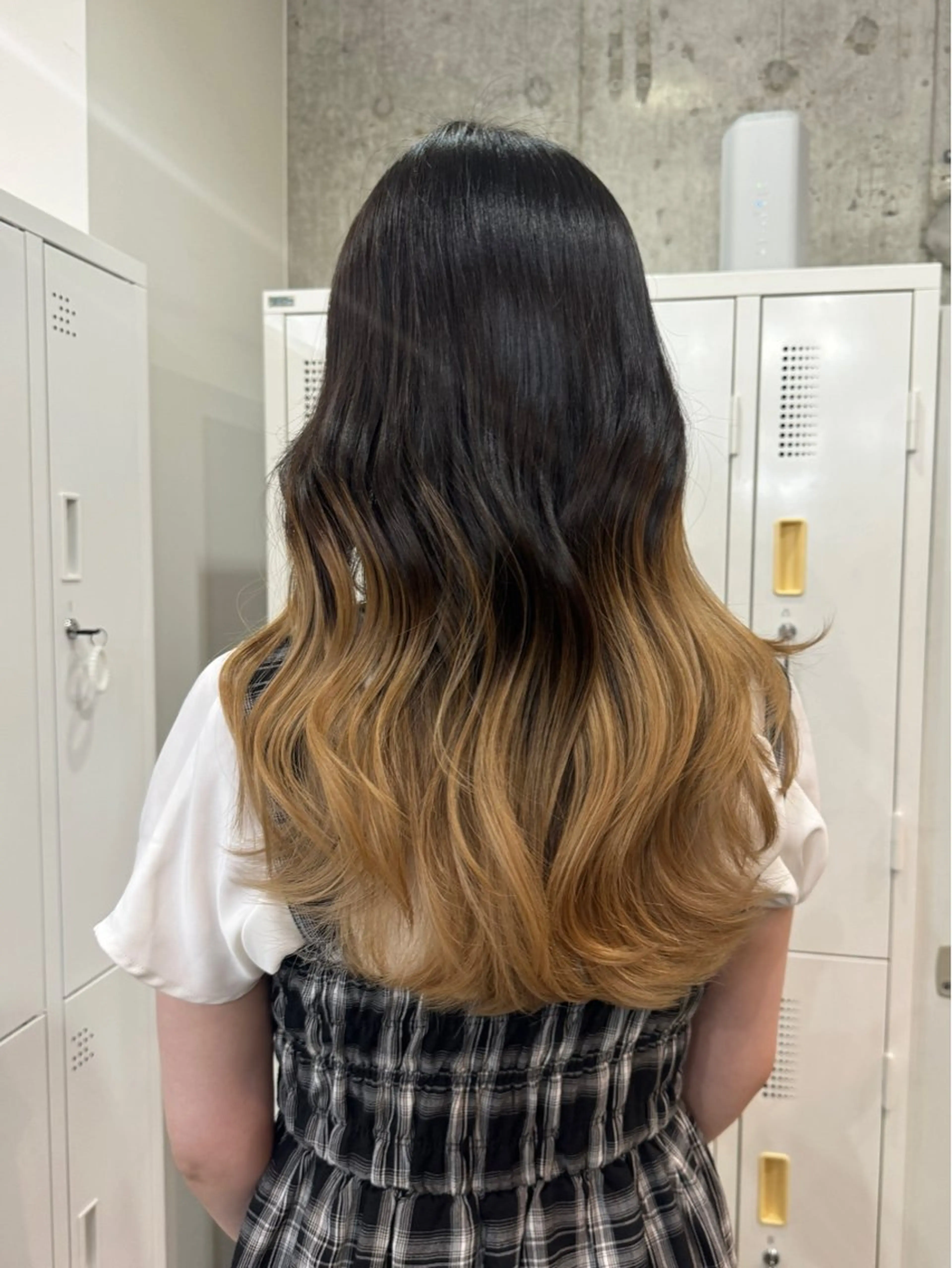 ロング カラー ベージュカラー グラデーションカラー ミルクティーベージュ 切りっぱなしボブ/ ブリーチカラー/大塚のヘアスタイル