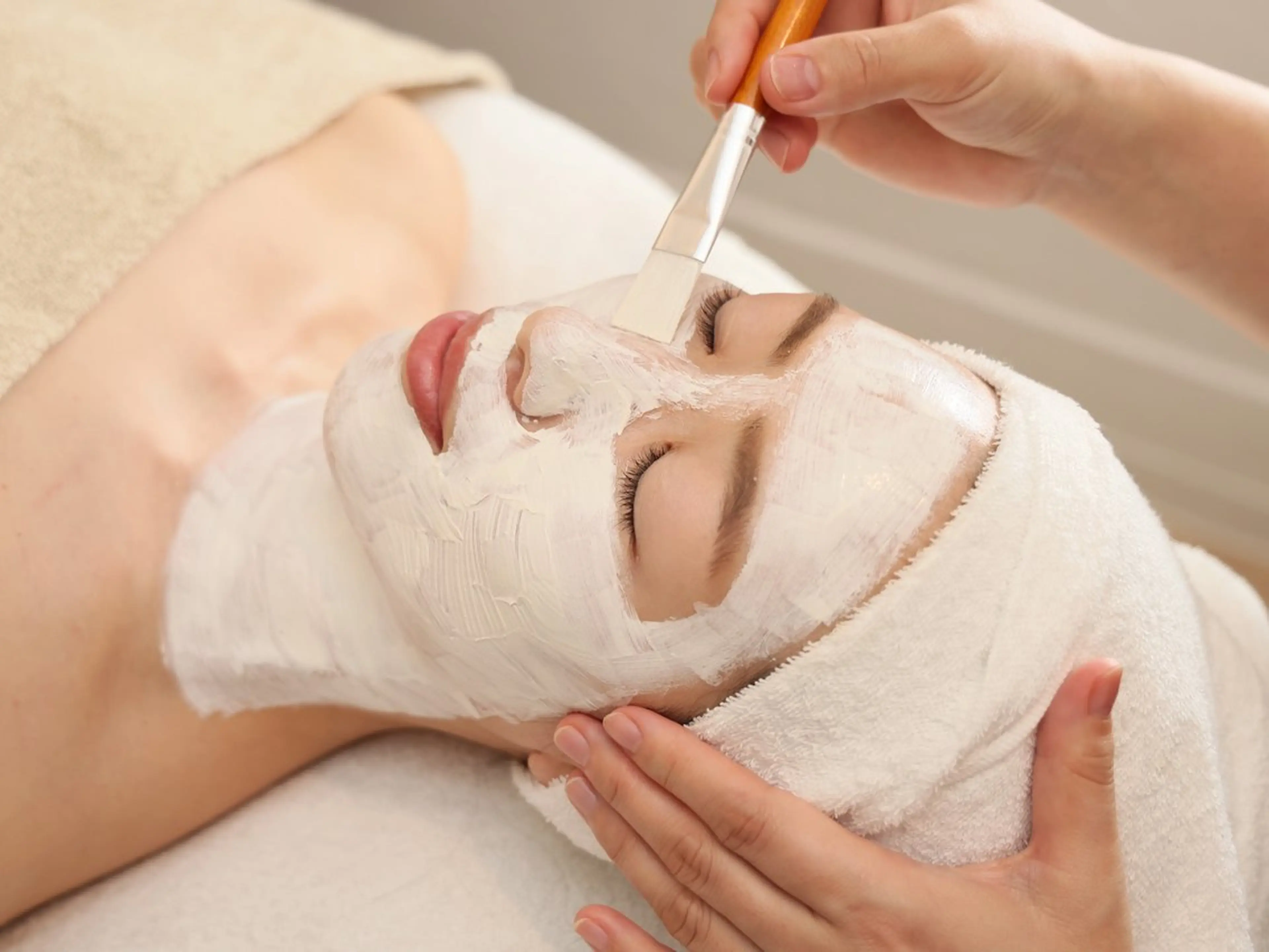 🌷お試し価格🌷《美白/透明感/ホワイトニング》小顔フェイシャルエステ（デコルテ付60分＋美白成分配合マスク♪の写真