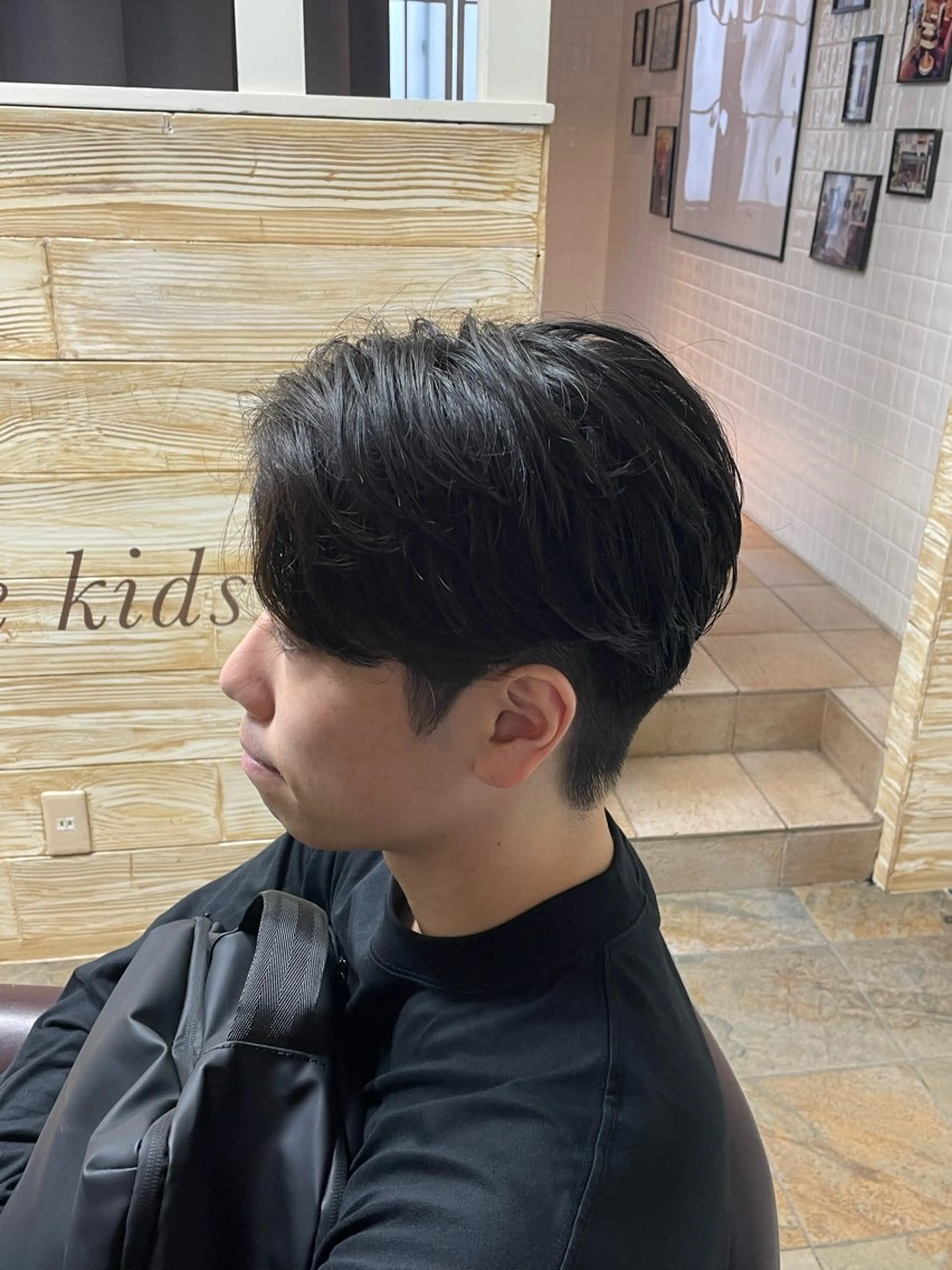 ショート パーマ メンズ センターパート メンズパーマ 刈り上げ ニュアンスパーマ 榎戸 怜真のヘアスタイル