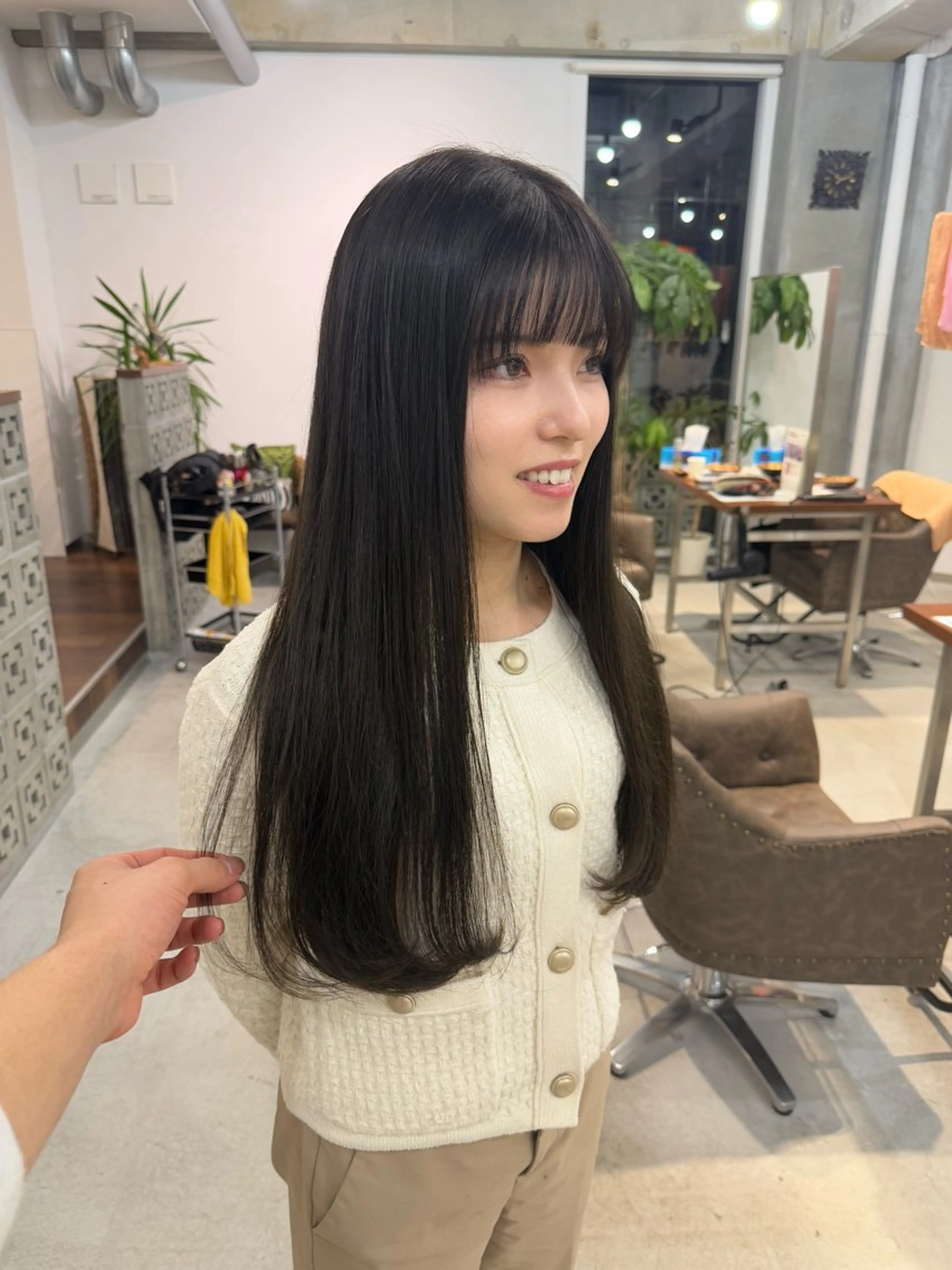 ロング カラー ベージュカラー オリーブベージュ レイヤーカット カット ヘアカラー トリートメント カイリ /レイヤーカットのヘアスタイル