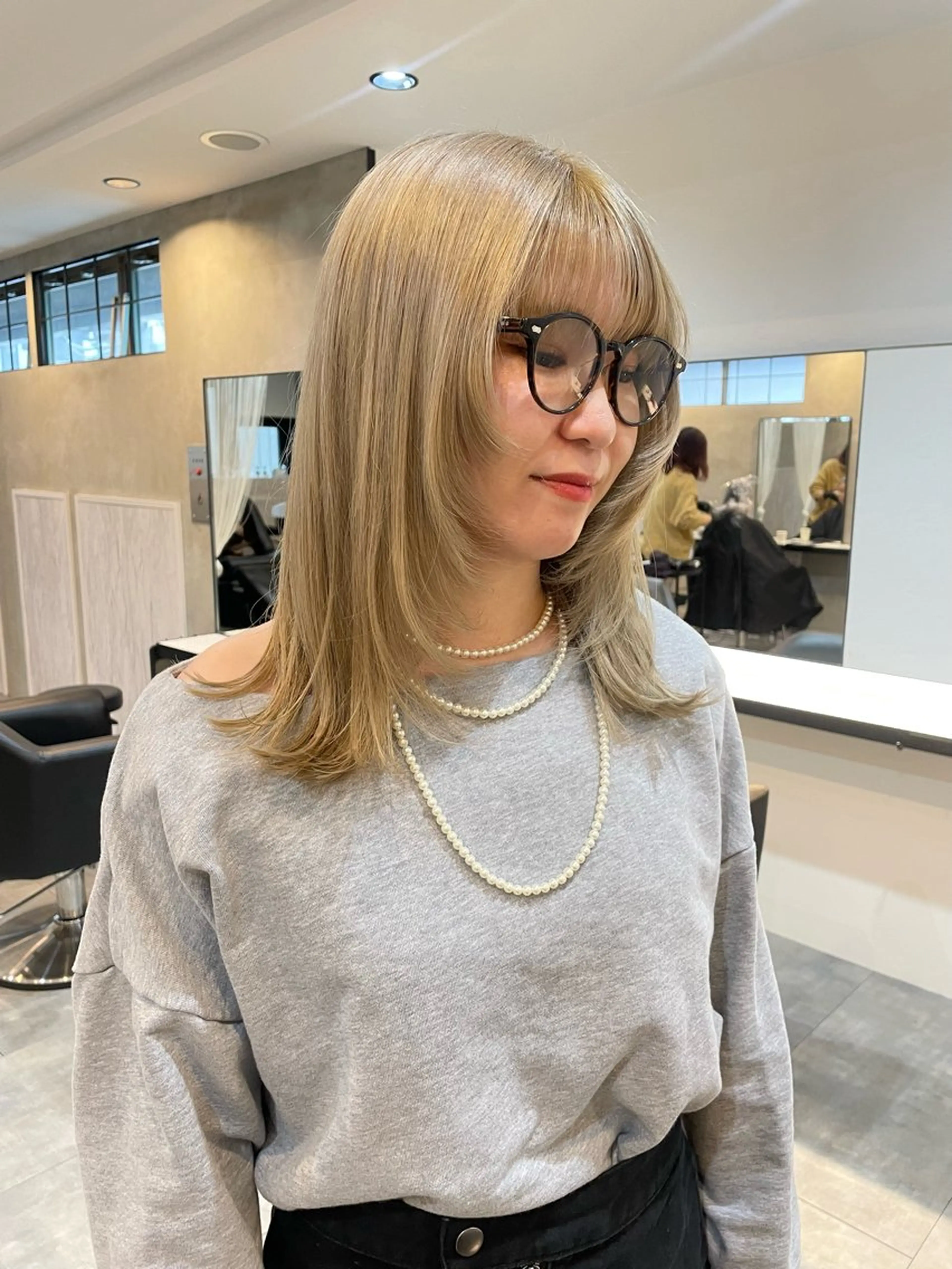 セミロング カラー ブリーチ 顔周りカット レイヤーカット カット ヘアカラー トリートメント 渋谷 留菜のヘアスタイル