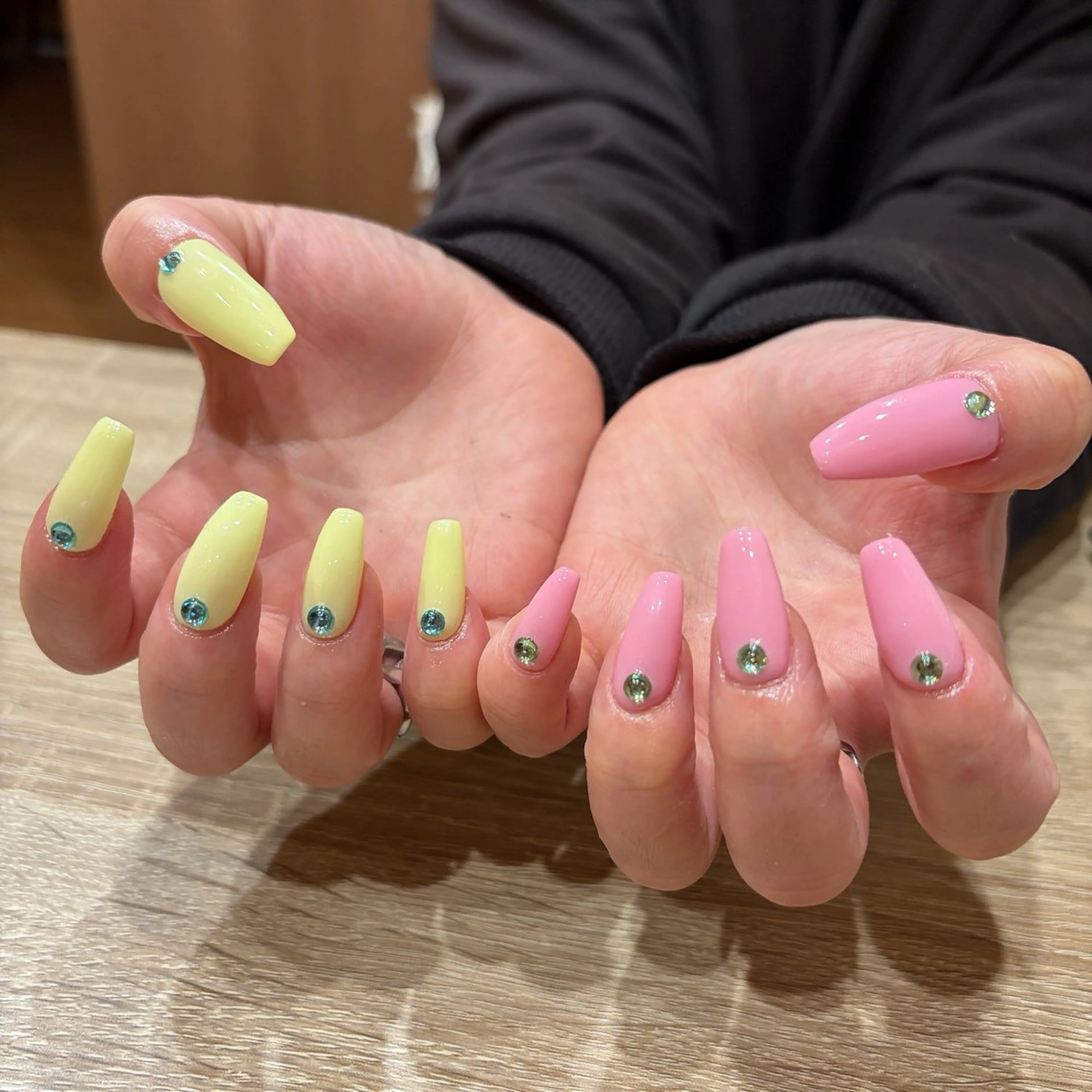 ネイル ロングネイル ストーンネイル ハンドネイル liberté所属・liberté🫧 新小岩のネイルデザイン