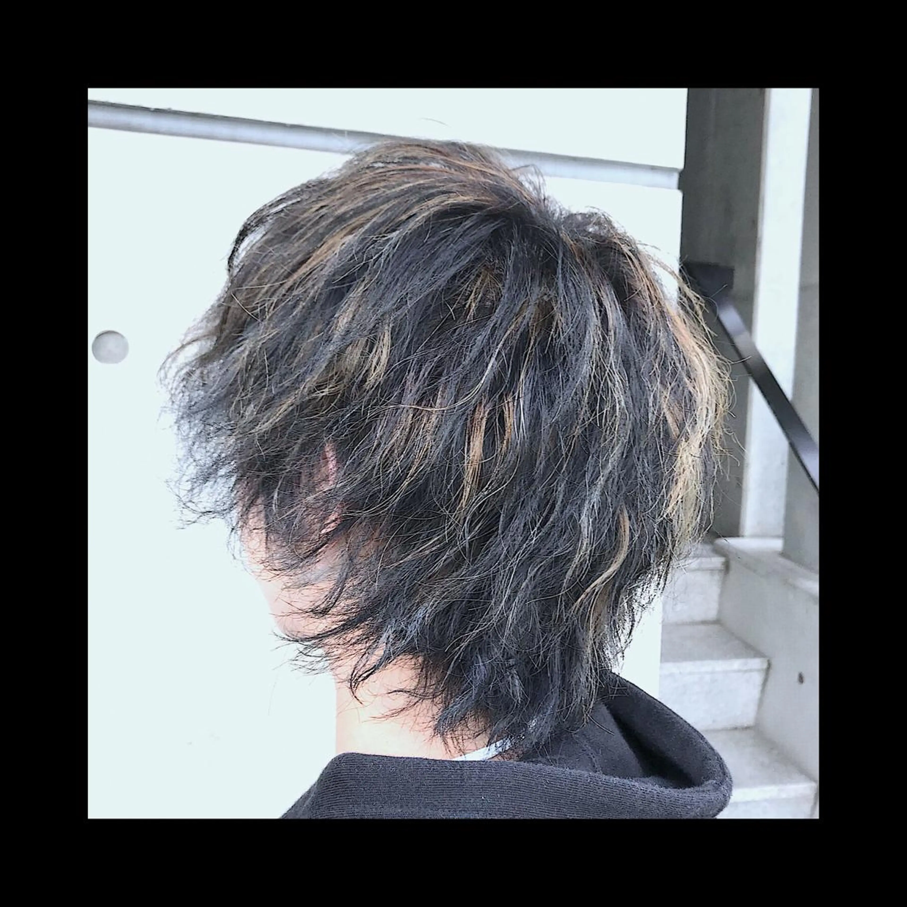 ミディアム カラー パーマ メンズ ミディアムパーマ メンズハイライト メンズパーマ メンズツイストパーマ ハイライトカラー ヘアカラー 及川シゲル 髪質改善講師のヘアスタイル