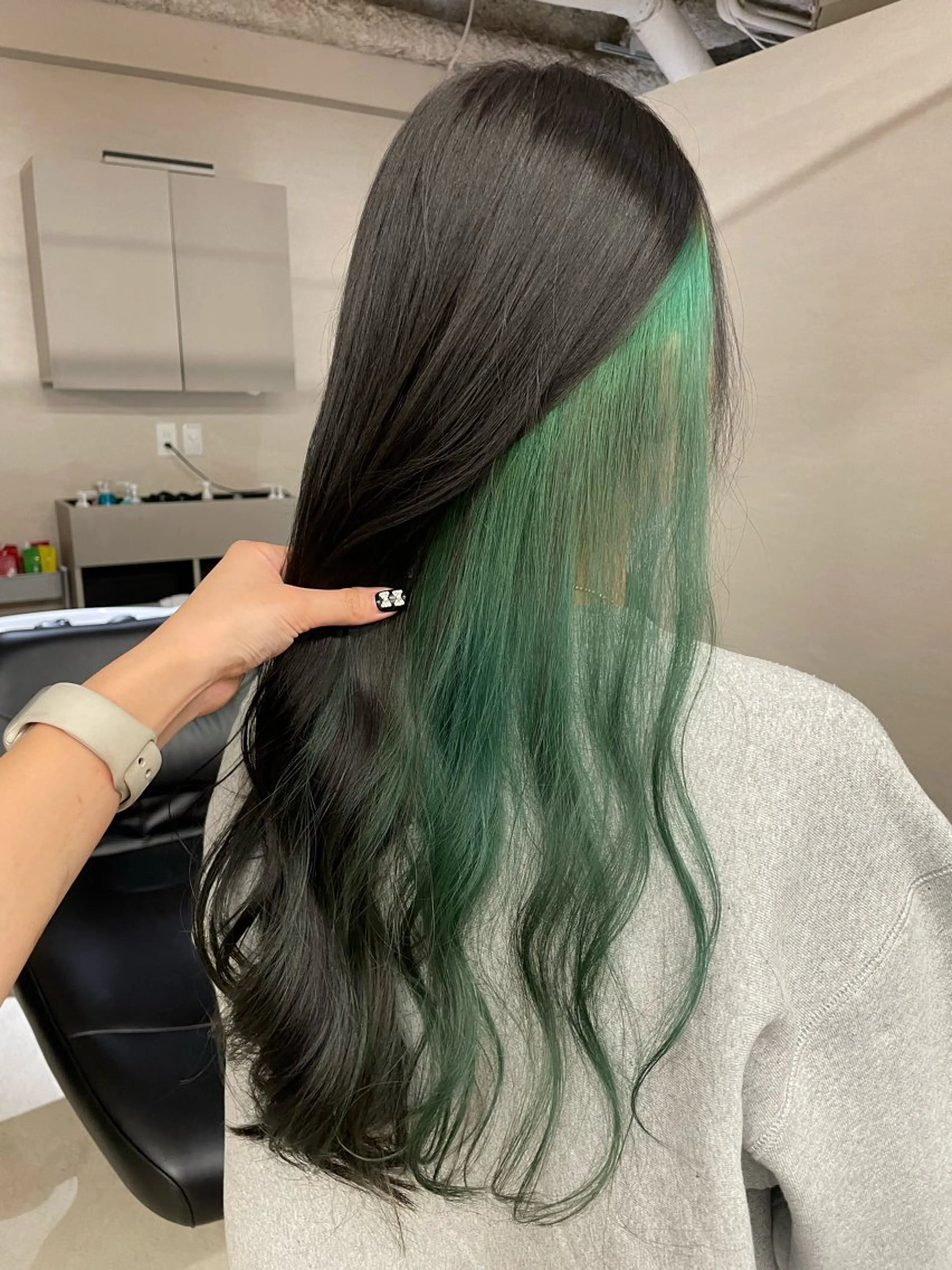 カラー ブリーチ インナーカラー 辺見 葵のヘアスタイル