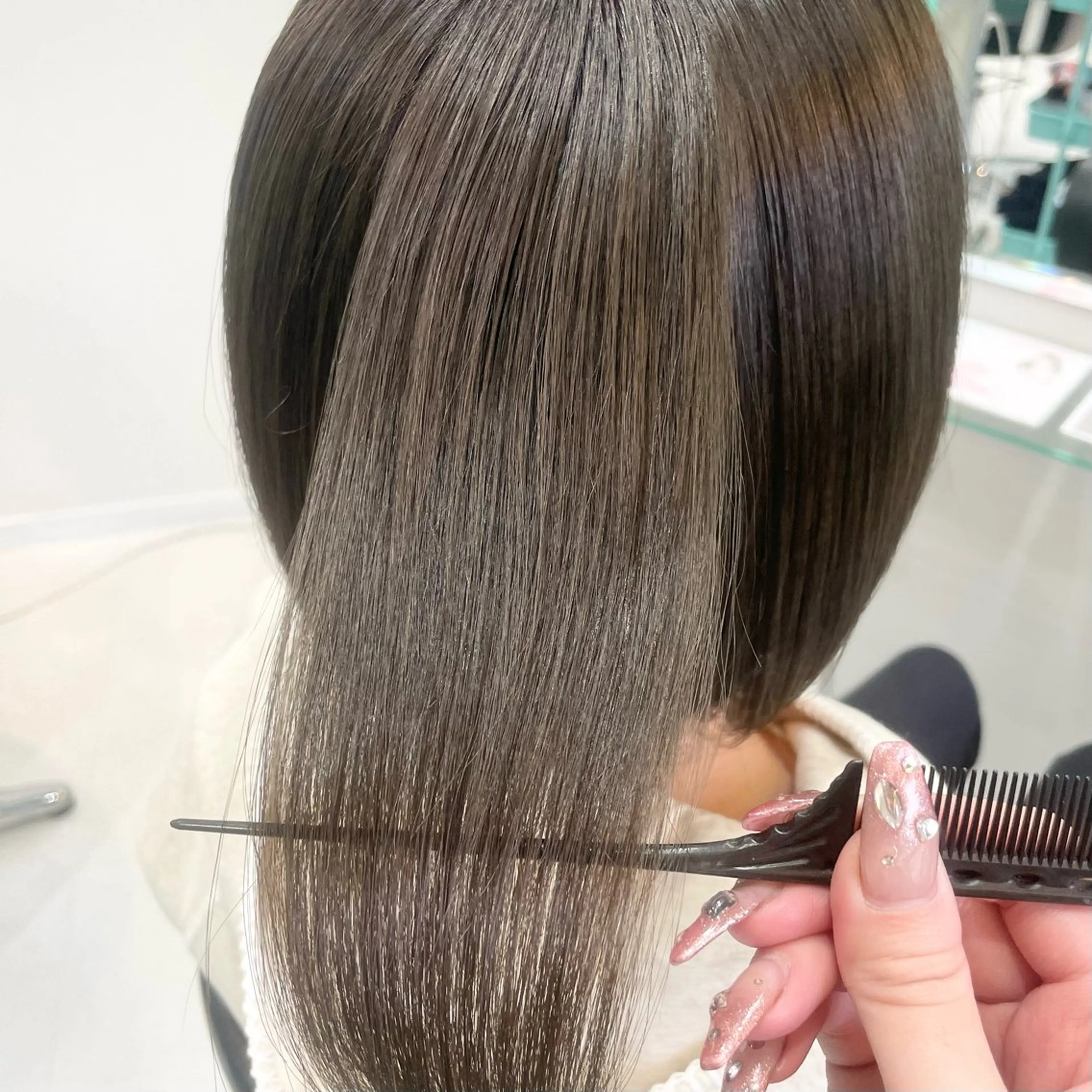 ショート カラー グレージュ カーキグレージュ ヘアカラー トリートメント Natsuki🤍 透明感×艶カラー🫧のヘアスタイル
