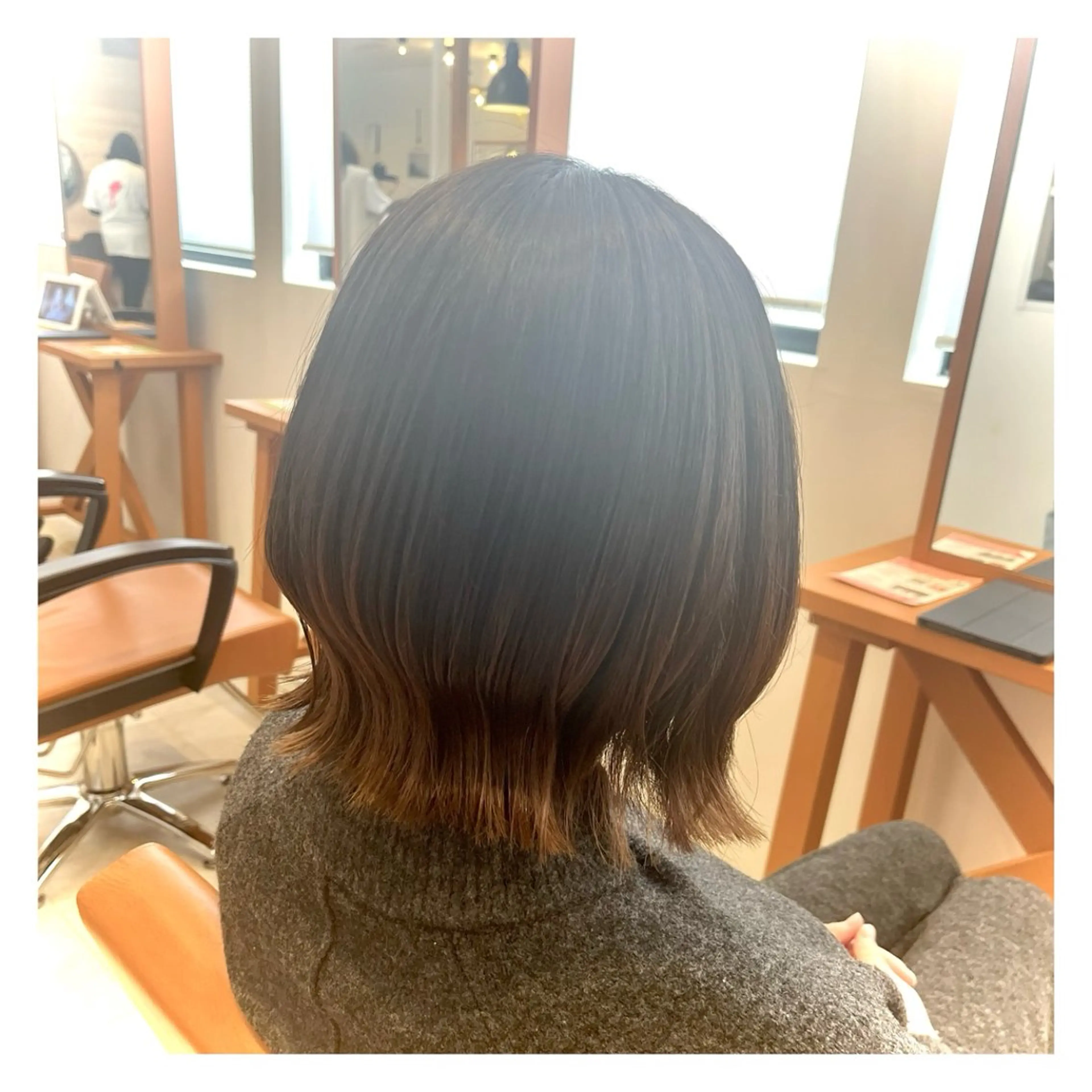 ミディアム カラー ブリーチ ボブ 外ハネヘア agu hair north所属・北上 春華のヘアスタイル