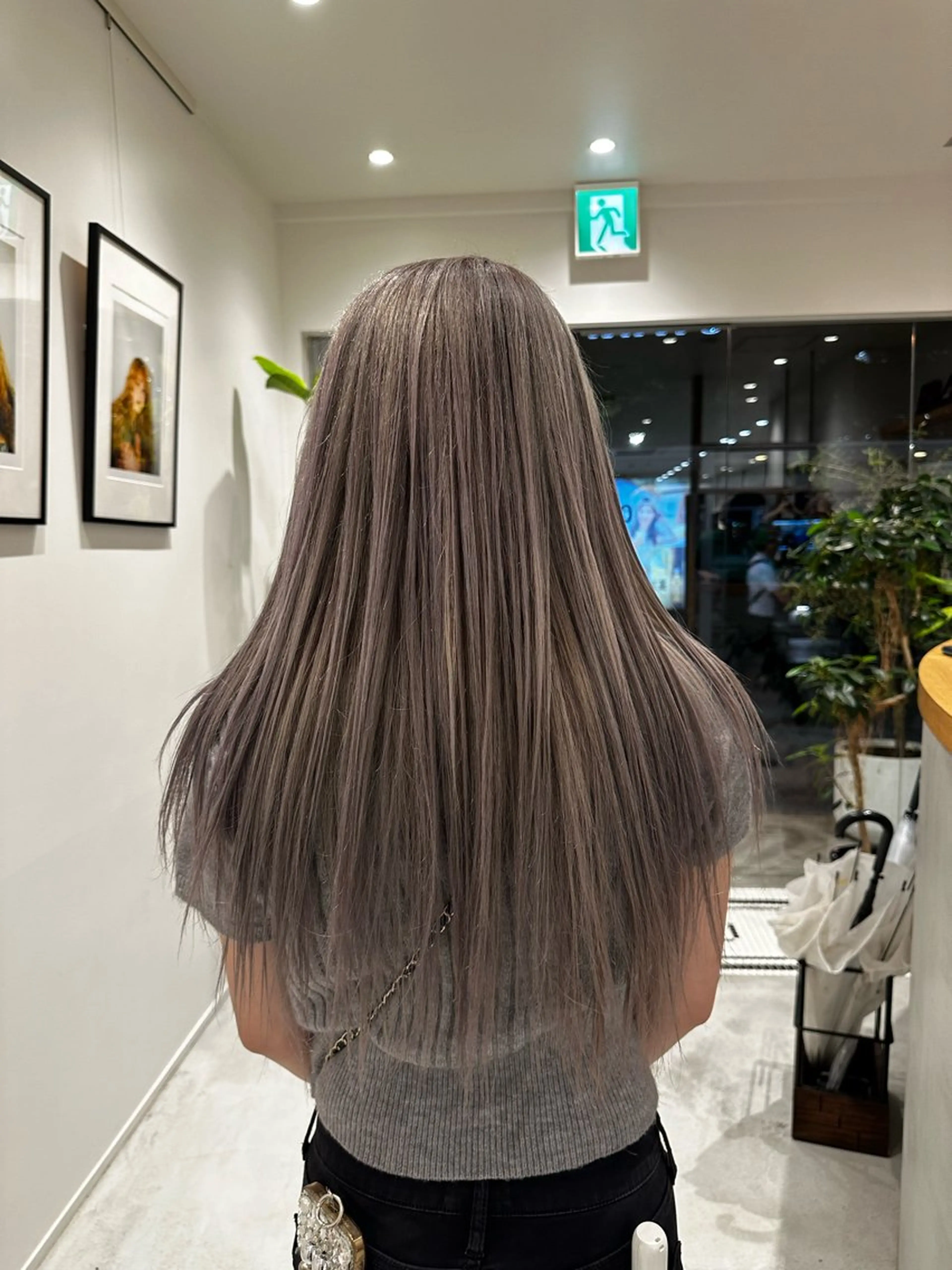 ロング カラー ブリーチ シルバー 井村 晃琉のヘアスタイル
