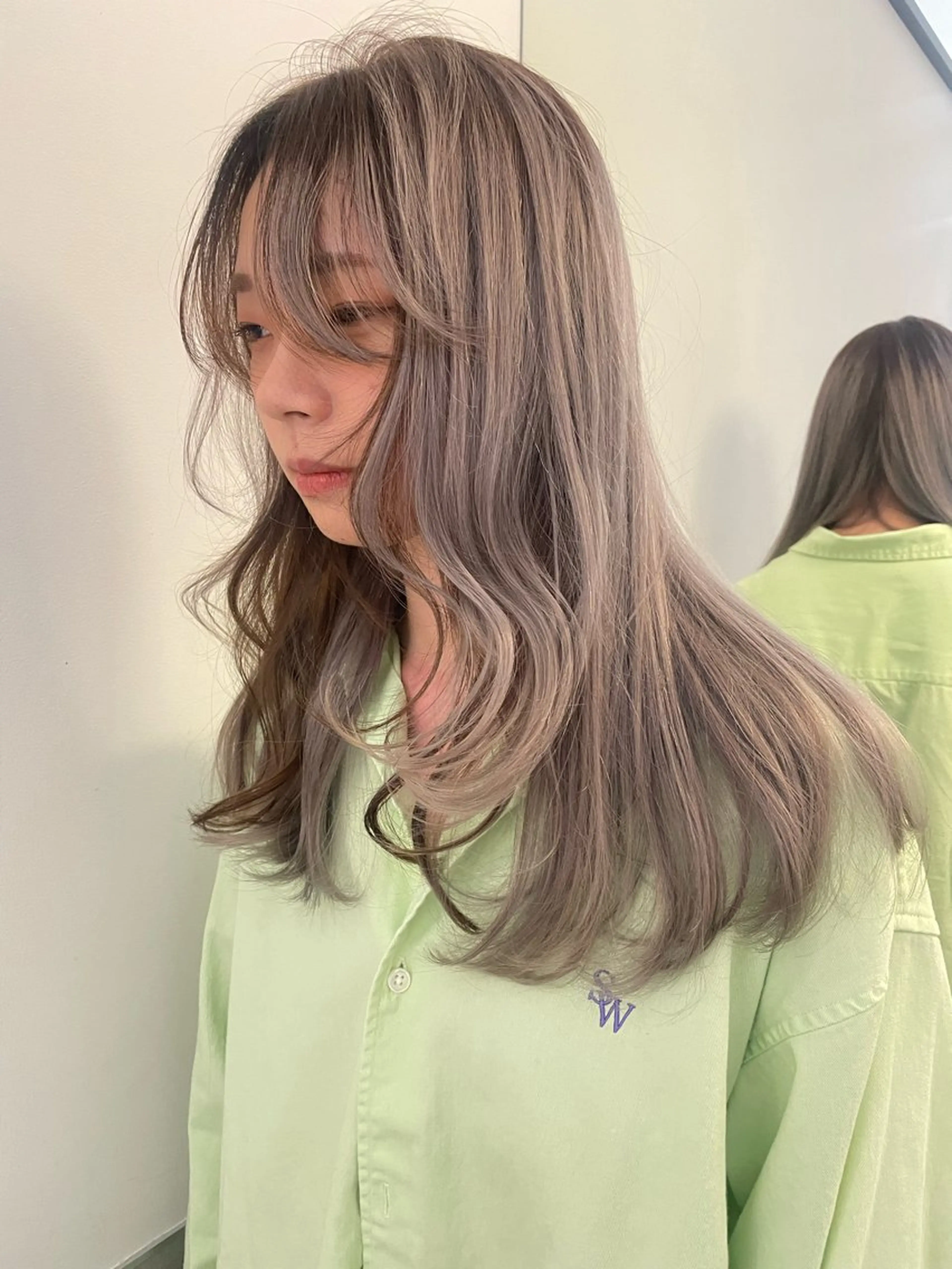 セミロング カラー ヘアアレンジ 黒髪 デザインカラー ハイトーンカラー インナーカラー シルバー カット ヘアカラー トリートメント ヘアセット SALOWIN原宿ash店所属・理想のハイトーンへ 🌙サイダサキのヘアスタイル