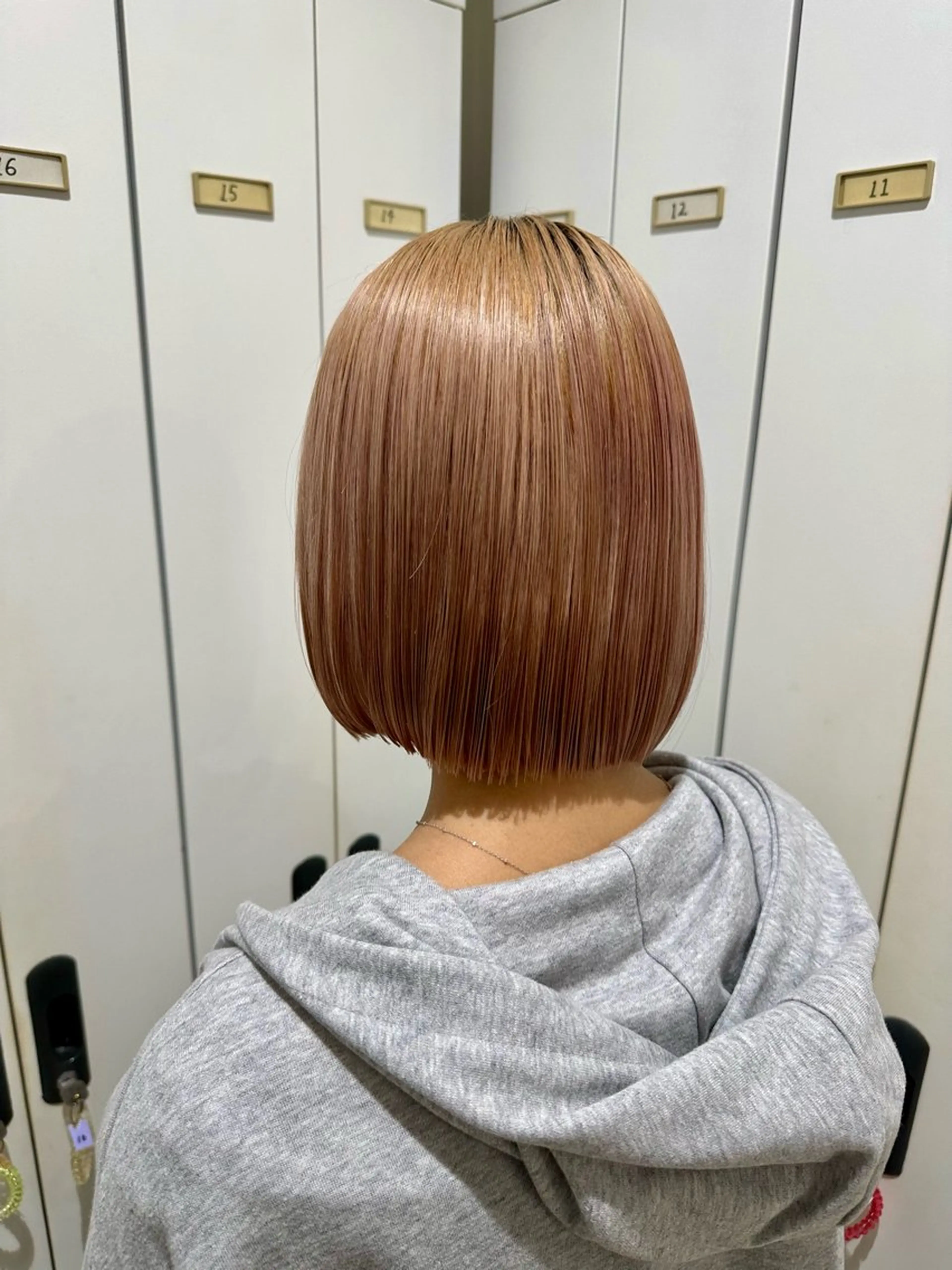 ショート 切りっぱなしボブ ボブ カット 艶カラー/縮毛矯正/ ブリーチカラー/みなのヘアスタイル