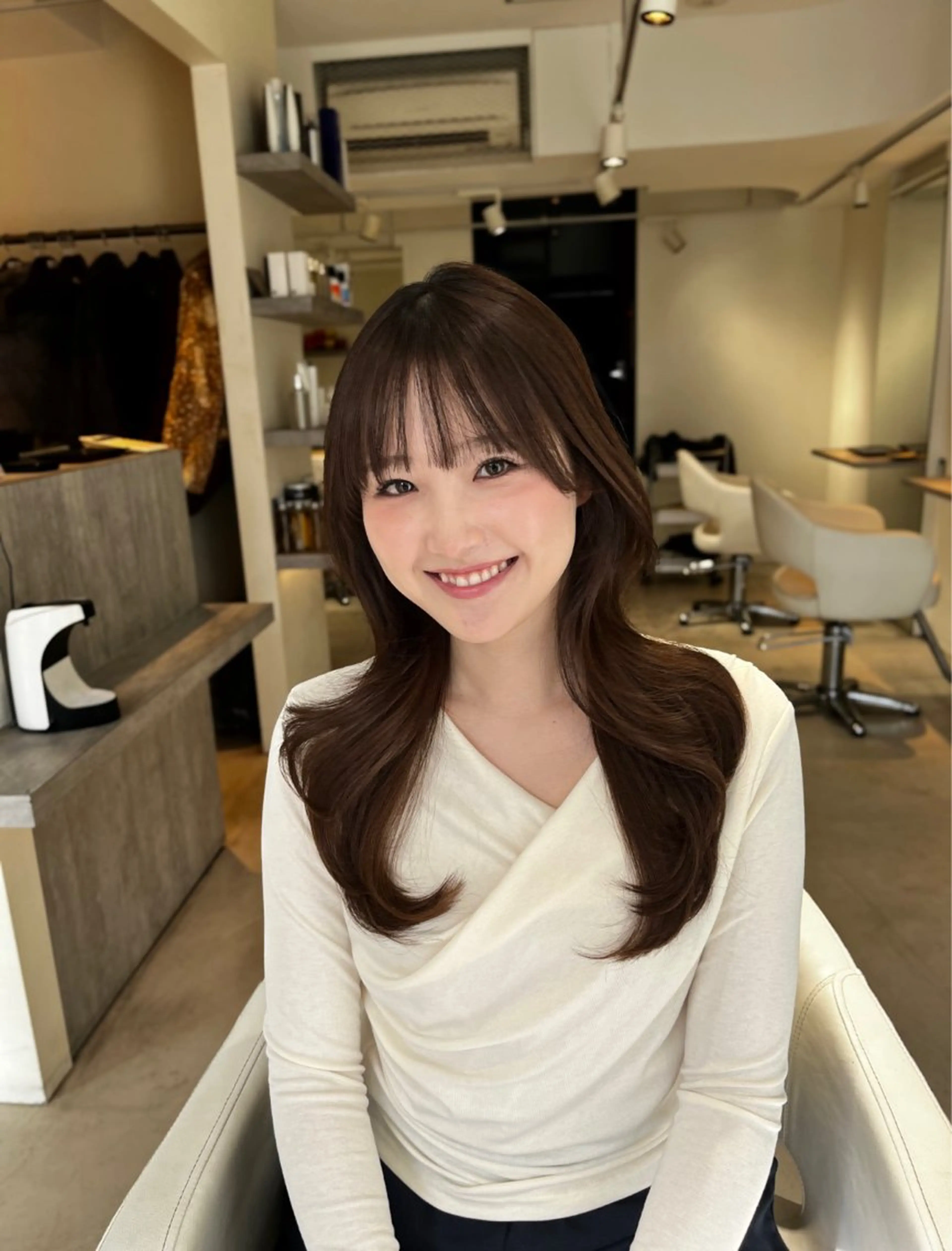 セミロング チョコレートブラウン くびれヘア レイヤーカット 小顔カット カット ヘアカラー トリートメント ♥️透明感×抜け感 ベージュ/佑珠♥️のヘアスタイル