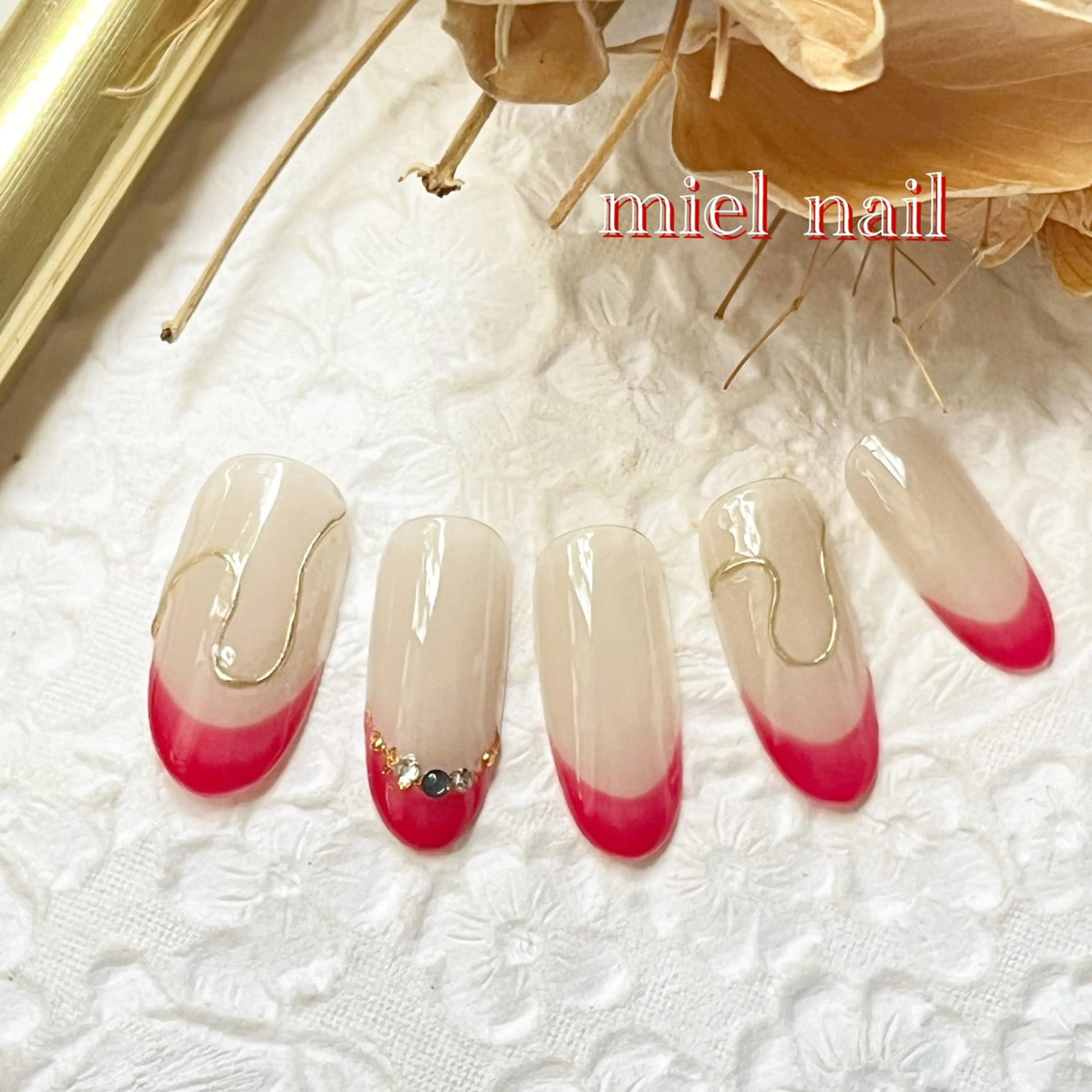 ネイル フレンチネイル ミラーネイル 赤色 ストーンネイル 冬ネイル ハンドネイル miel nailのネイルデザイン
