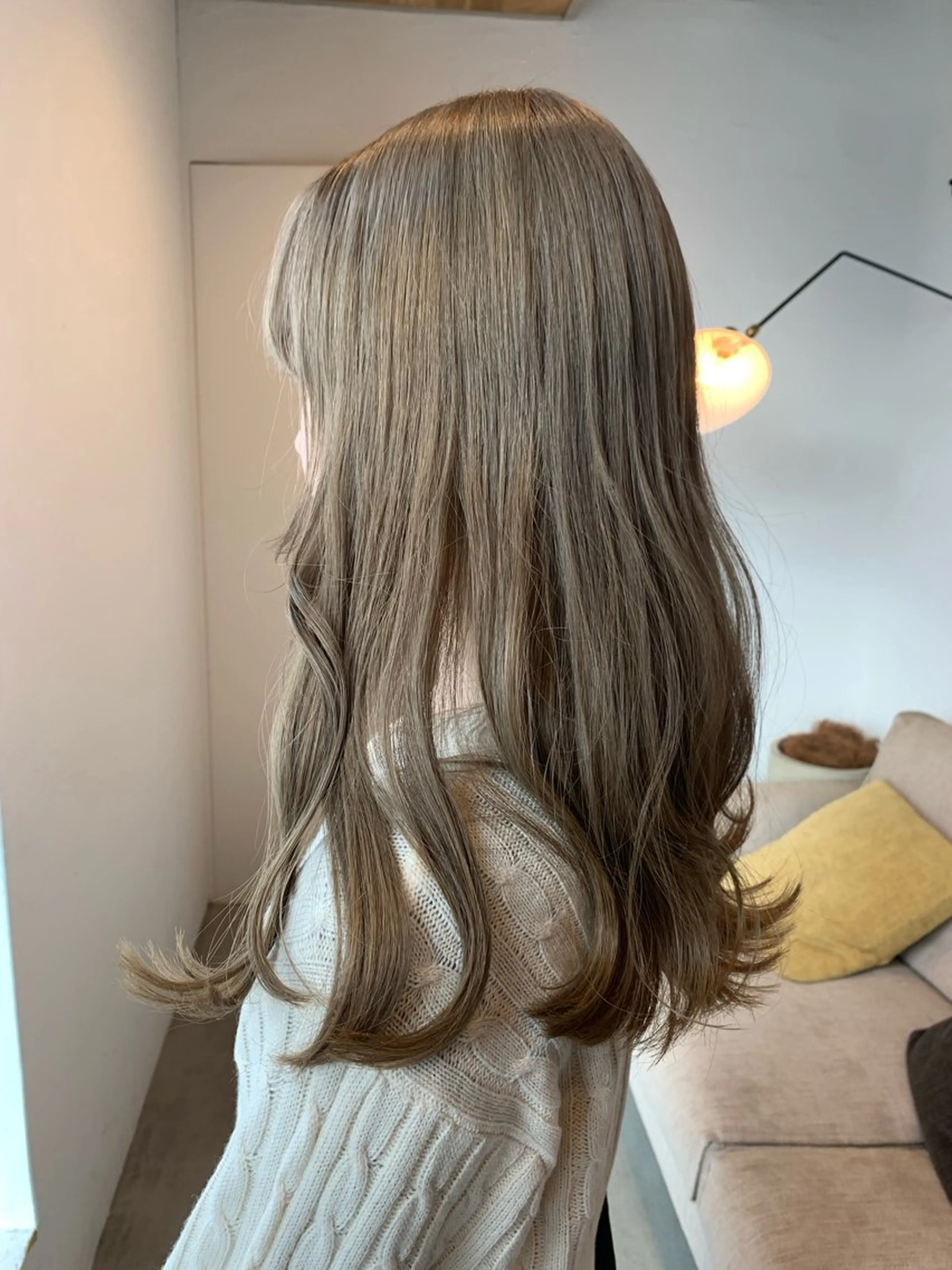 カラー ベージュカラー ミルクティーベージュ ベージュ/ダブルカラ ー/新潟駅/青柳萌果のヘアスタイル