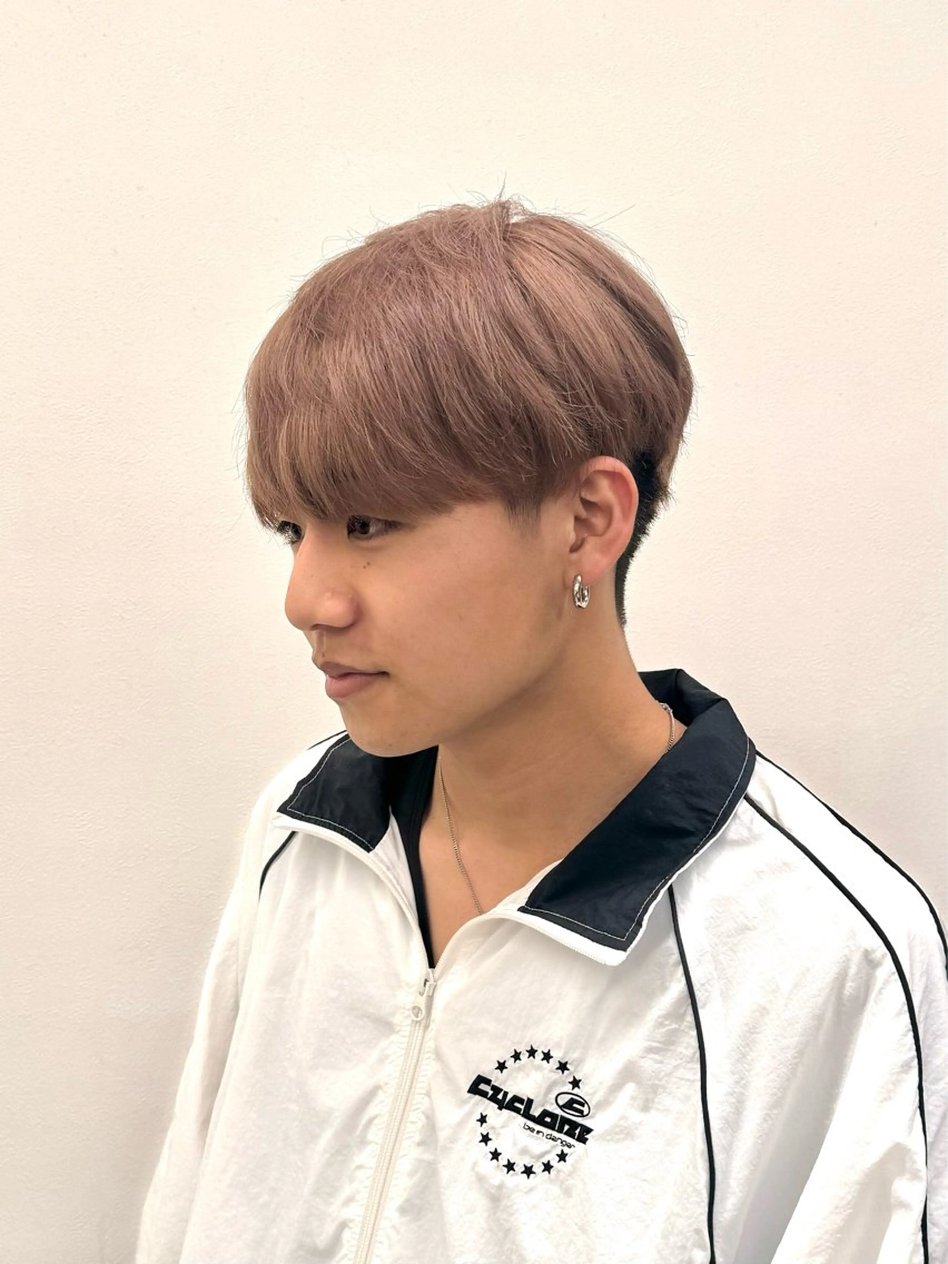 カラー ヘアアレンジ メンズ メンズブリーチ マッシュ ベージュカラー ブリーチ ミルクティーベージュ カット ヘアカラー トリートメント ヘアセット 艶カラー の達人のヘアスタイル