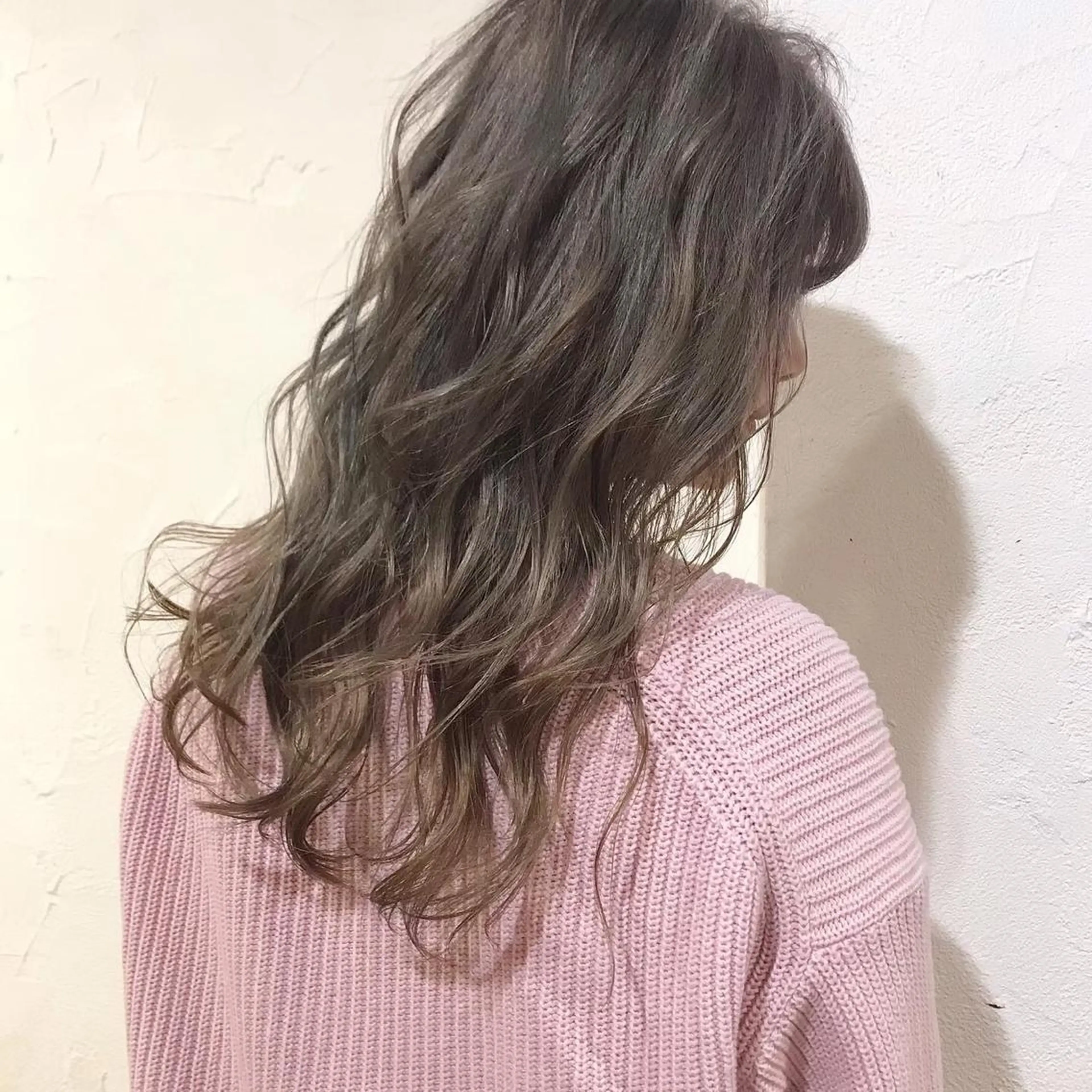 ロング カラー アッシュ アッシュグレー グレージュ 藤井 貴美子のヘアスタイル