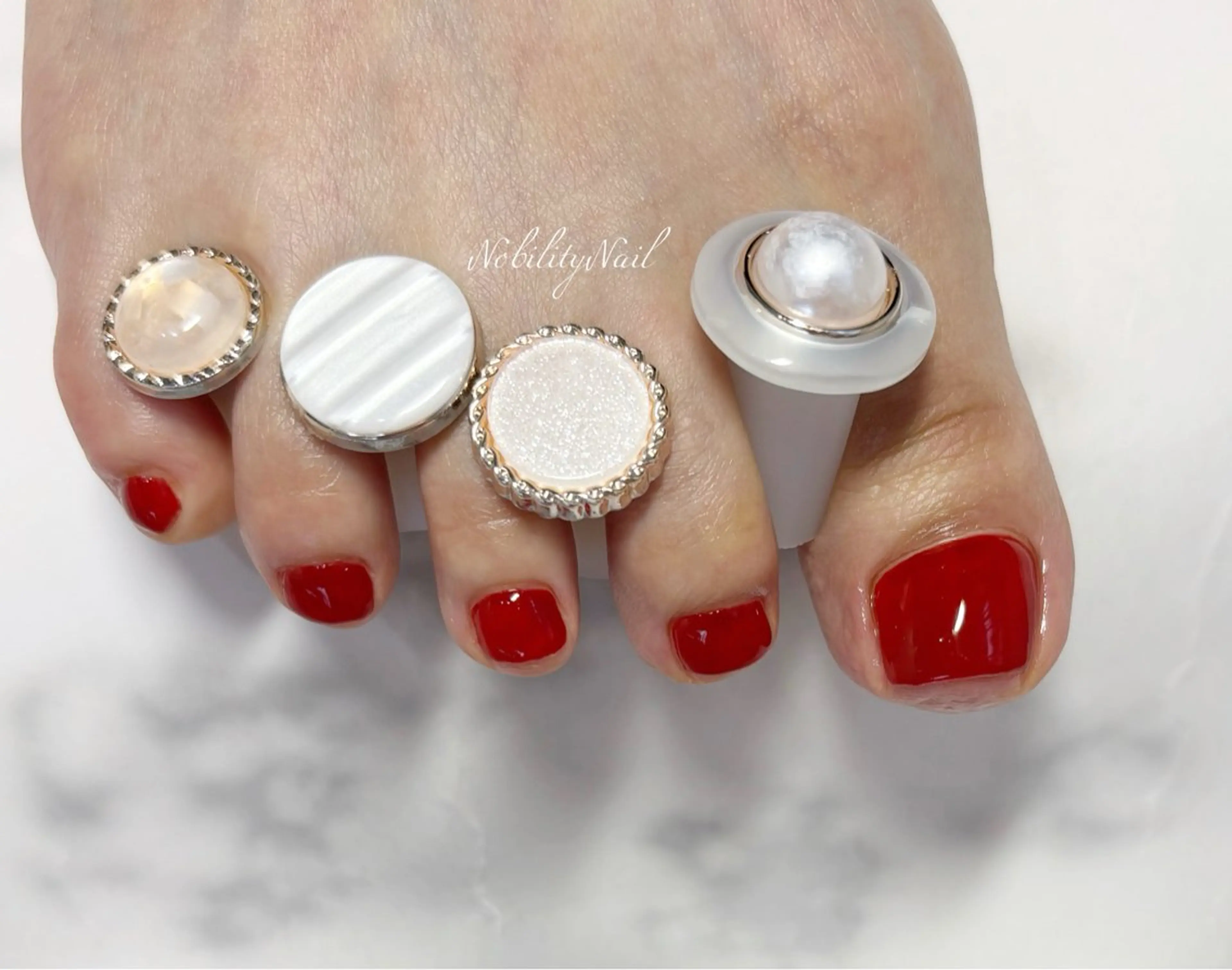ネイル 赤色 フットネイル ネイルサロンNobilityNail所属・風口 麻由子のネイルデザイン