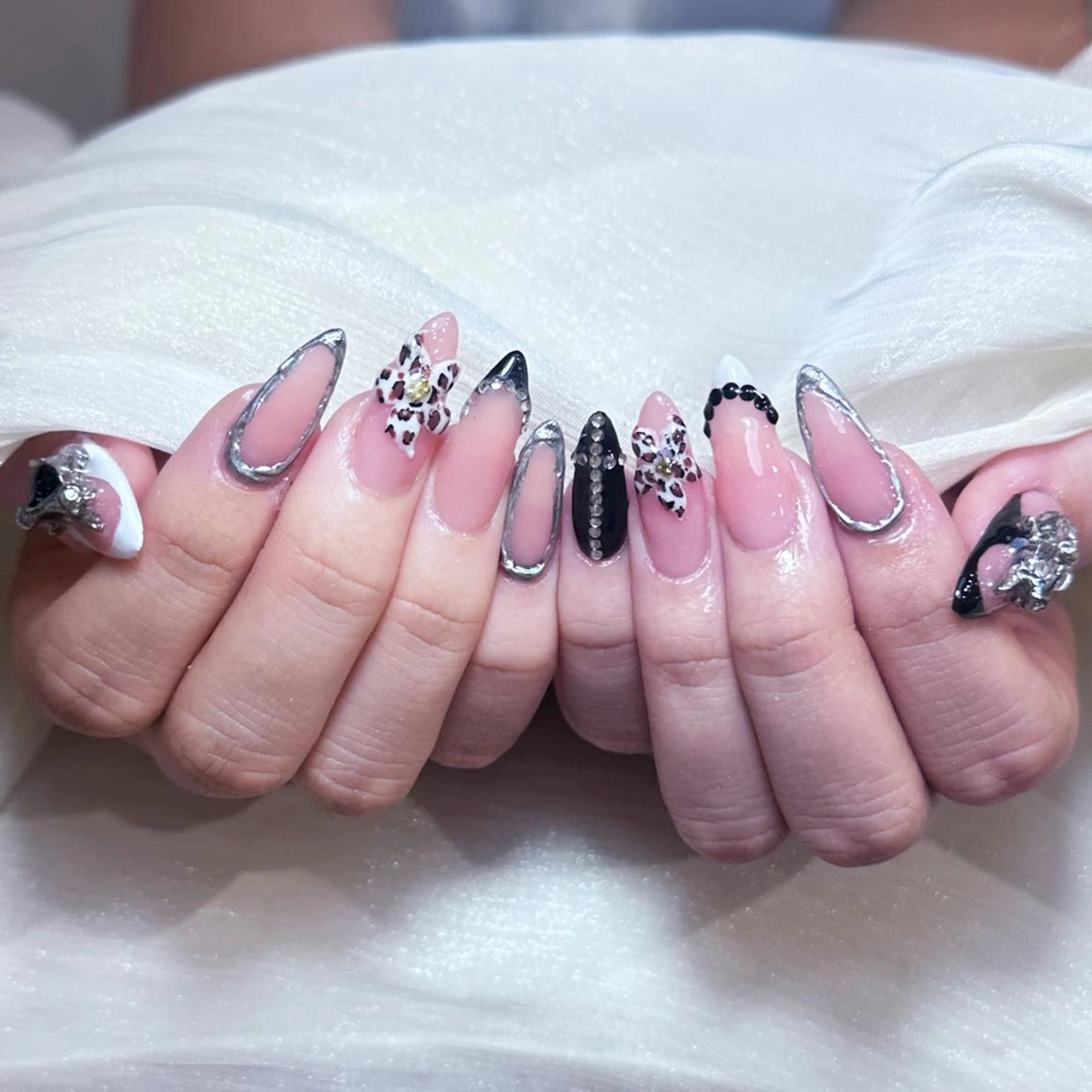 ネイル アートネイル オーロラネイル ガーリー キラキラネイル マグネットネイル ハンドネイル DIAMOND 💦のネイルデザイン