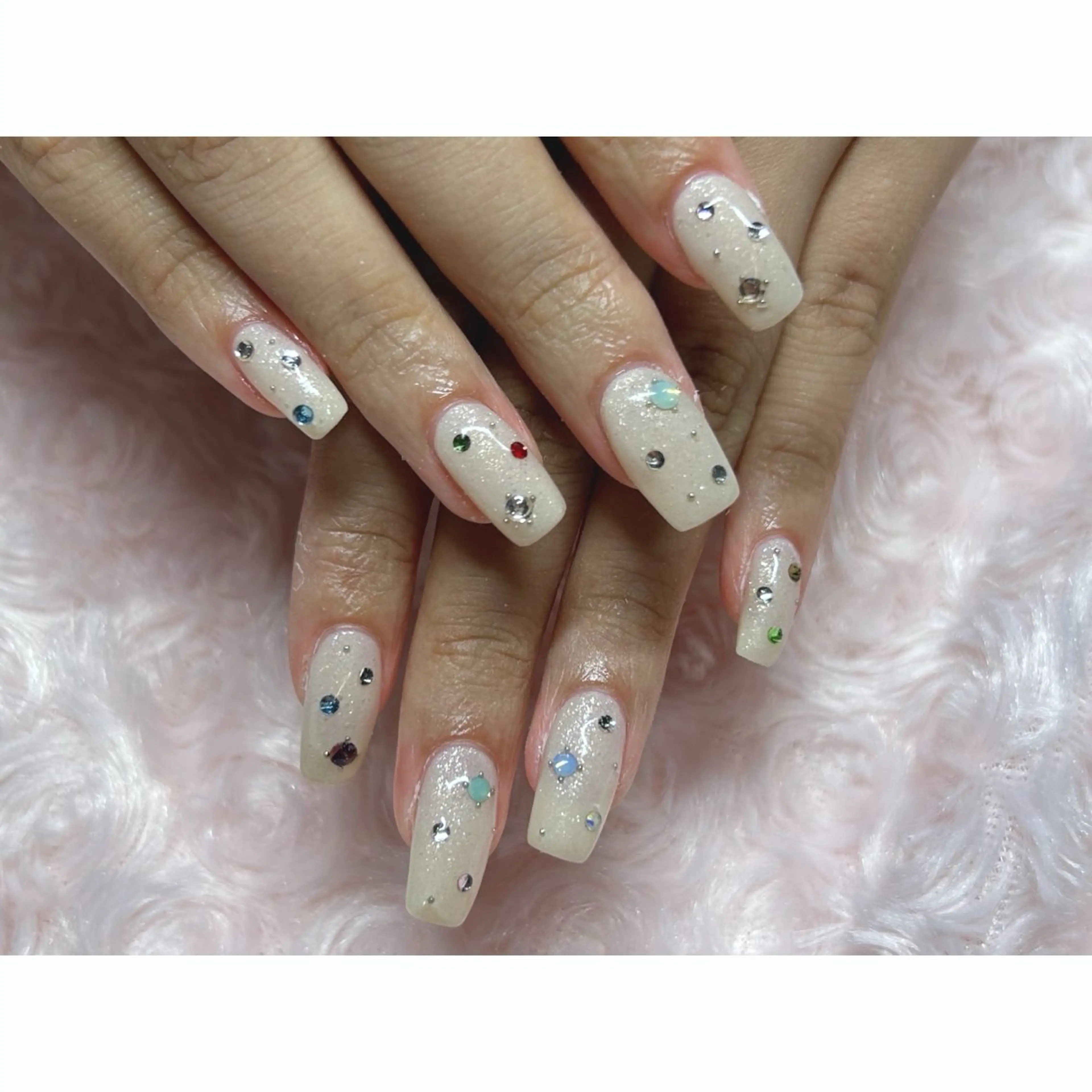 ネイル ストーンネイル ハンドネイル 横浜駅東口 🐬🫧 ｵｰﾀのネイルデザイン