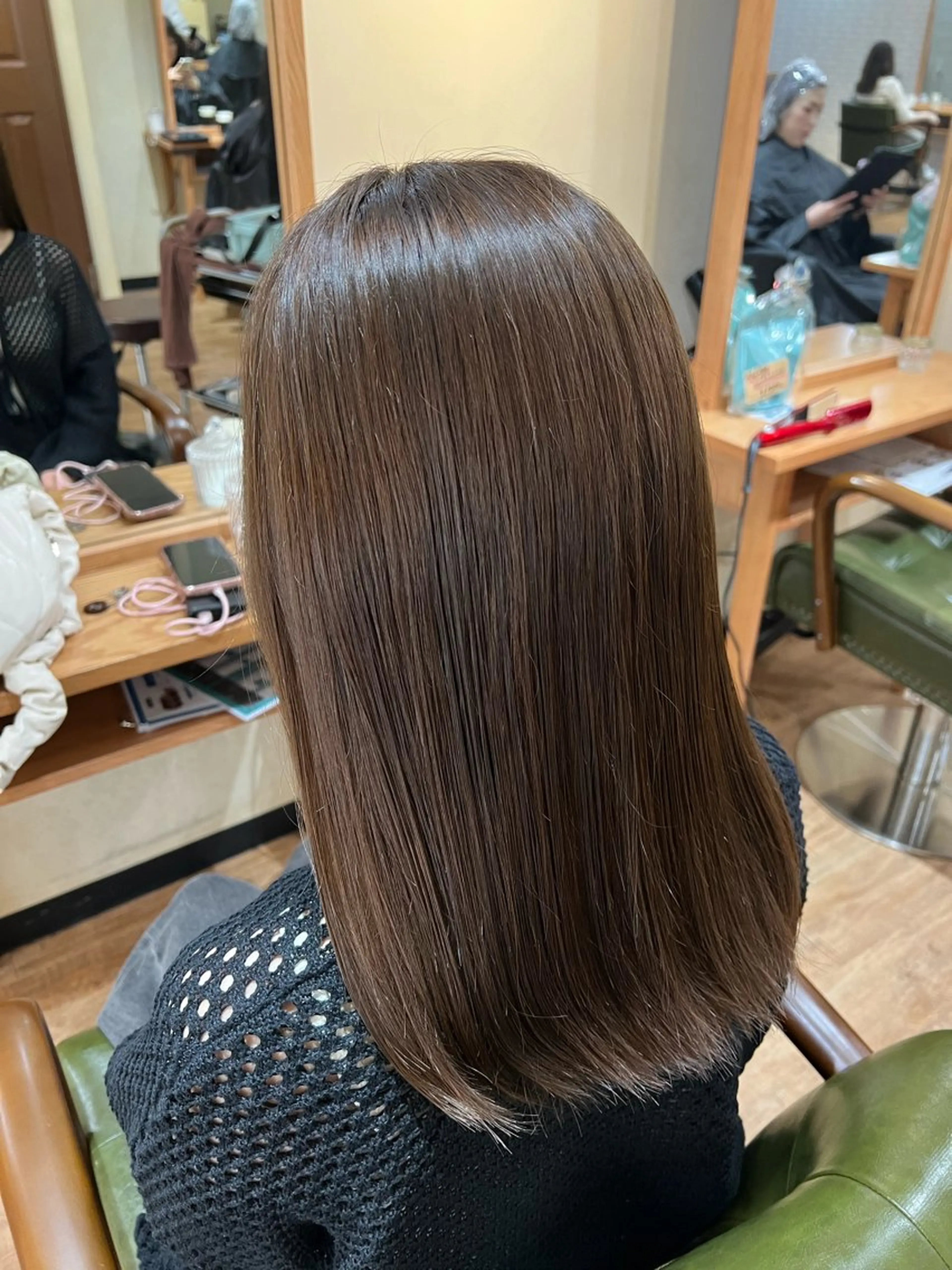 セミロング カラー ベージュカラー 透明感カラー イルミナカラー ヘアカラー トリートメント ヘッドスパ オーストヘアージジ所属・TAI透明カラー 柔らかい縮毛矯正のヘアスタイル