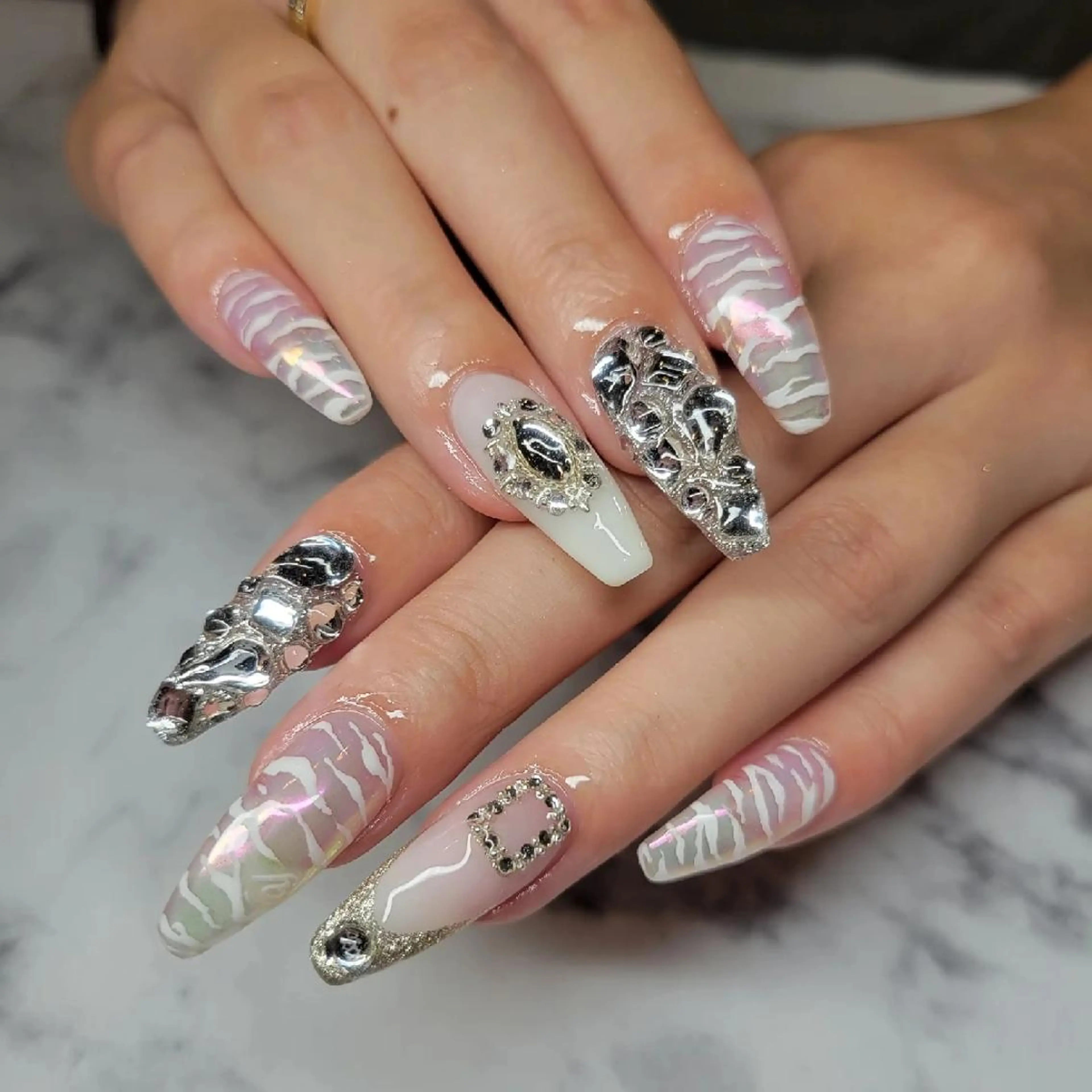 ネイル アニマル柄 グラデーション ミラーネイル ホワイト ハンドネイル Nail salon Coco所属・Nail salon Coco【溝の口駅】のネイルデザイン