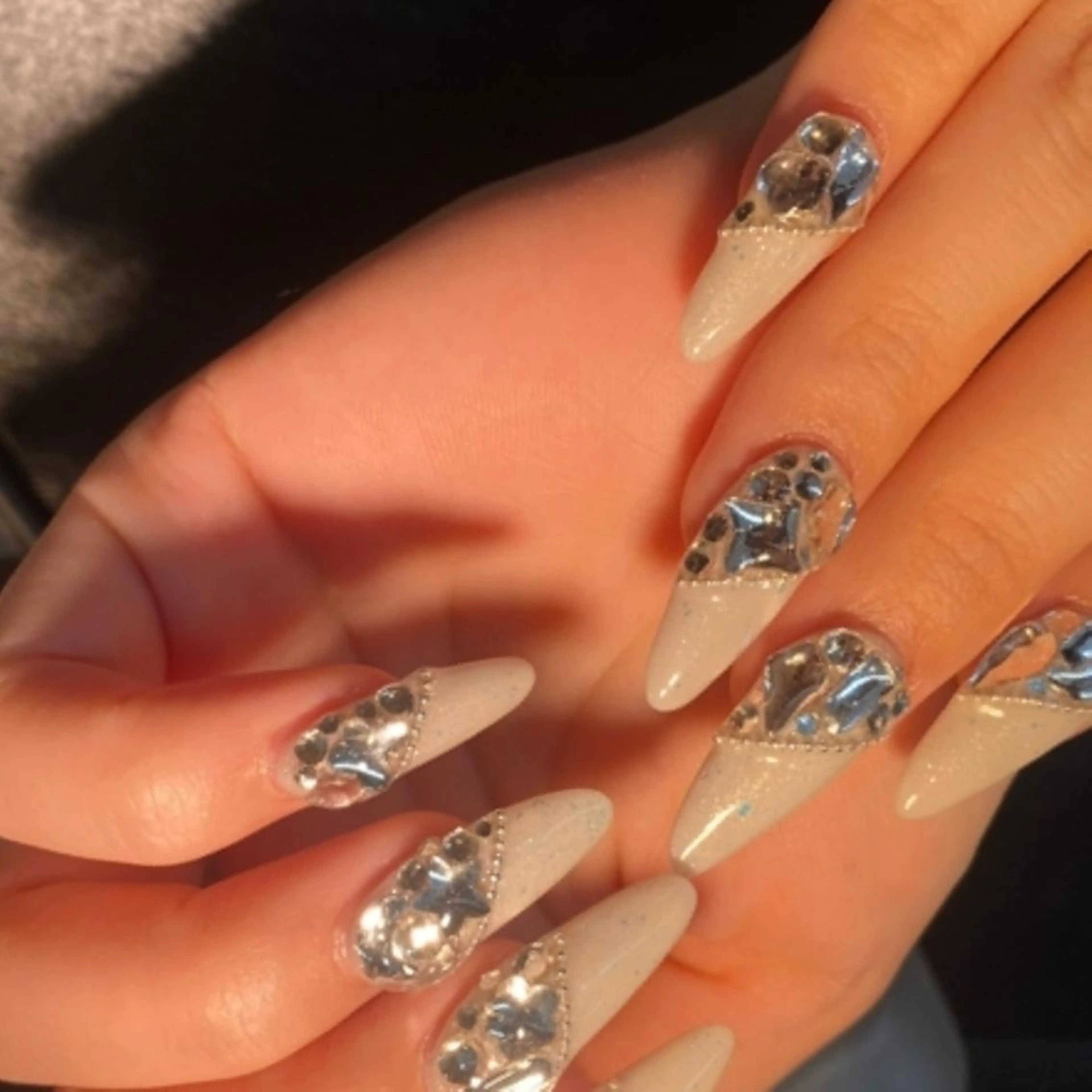 ネイル ハンドネイル RUNWAY 　　の眉毛・アイブロウイメージ