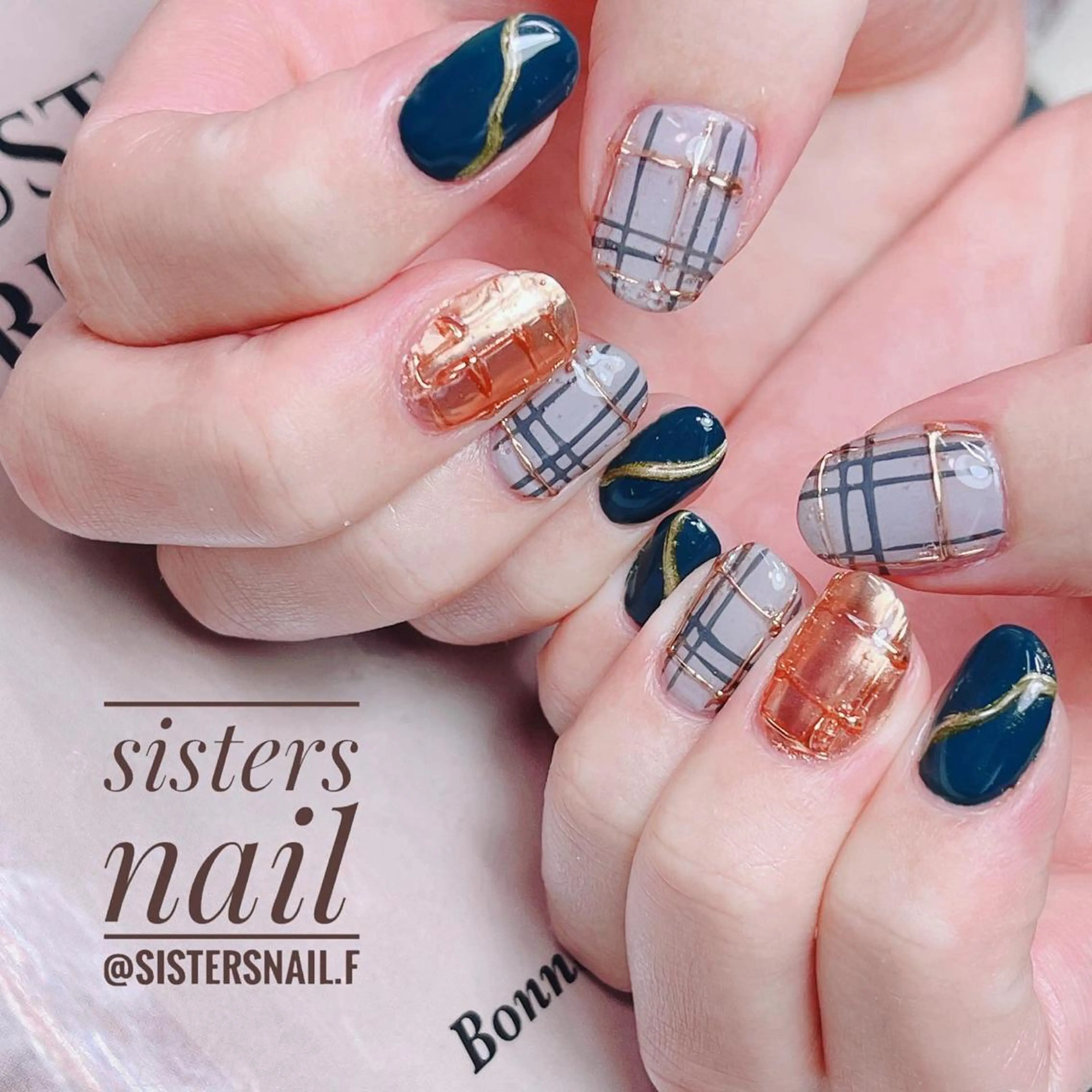 ネイル アートネイル ゴールド グリーン ミラーネイル ニュアンスネイル sisters nail.fのネイルデザイン