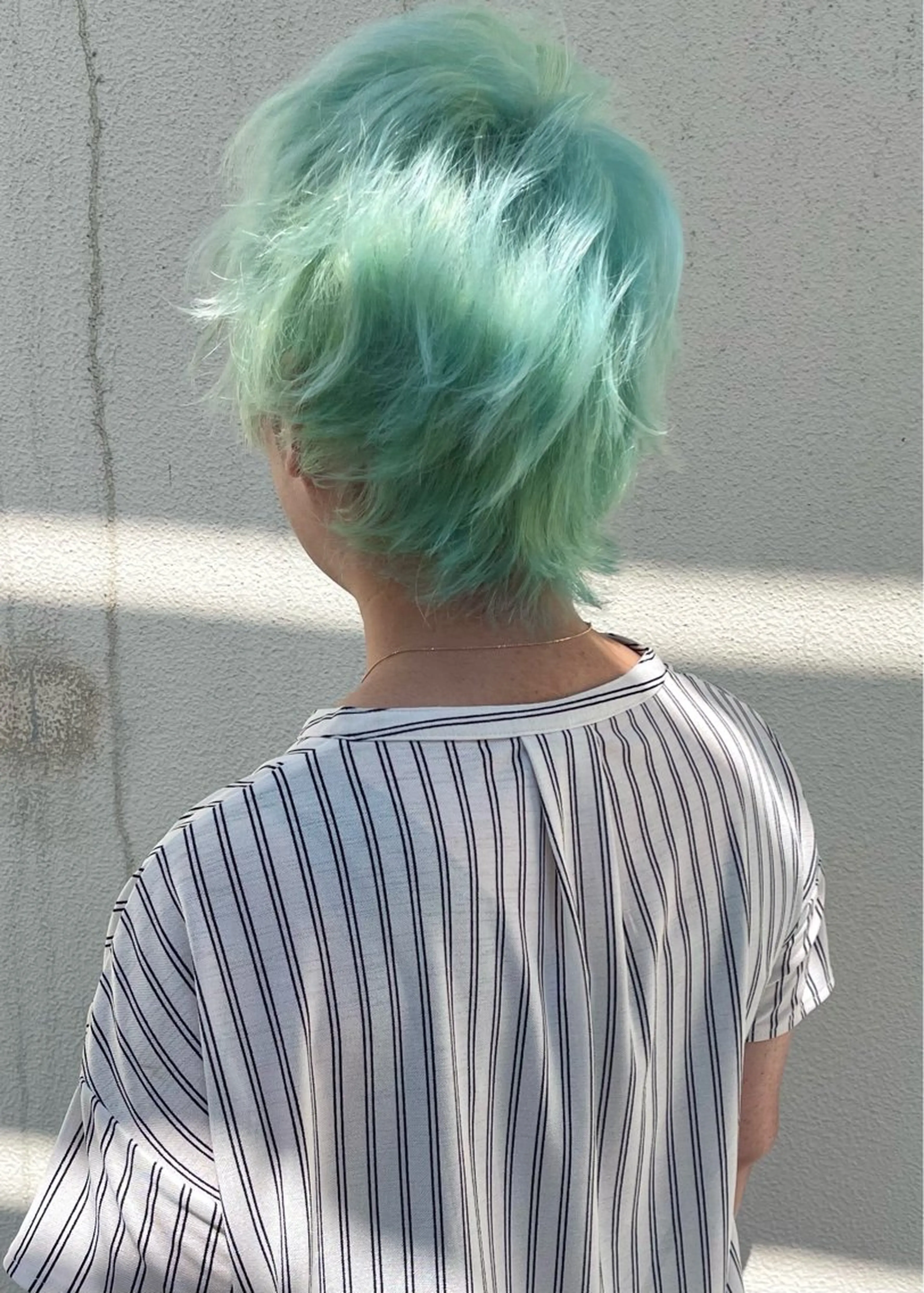 ショート カラー ミント カット ヘアカラー トリートメント 髪質改善ｶﾗｰ ｹｱﾌﾞﾘｰﾁ/ﾀﾑのヘアスタイル