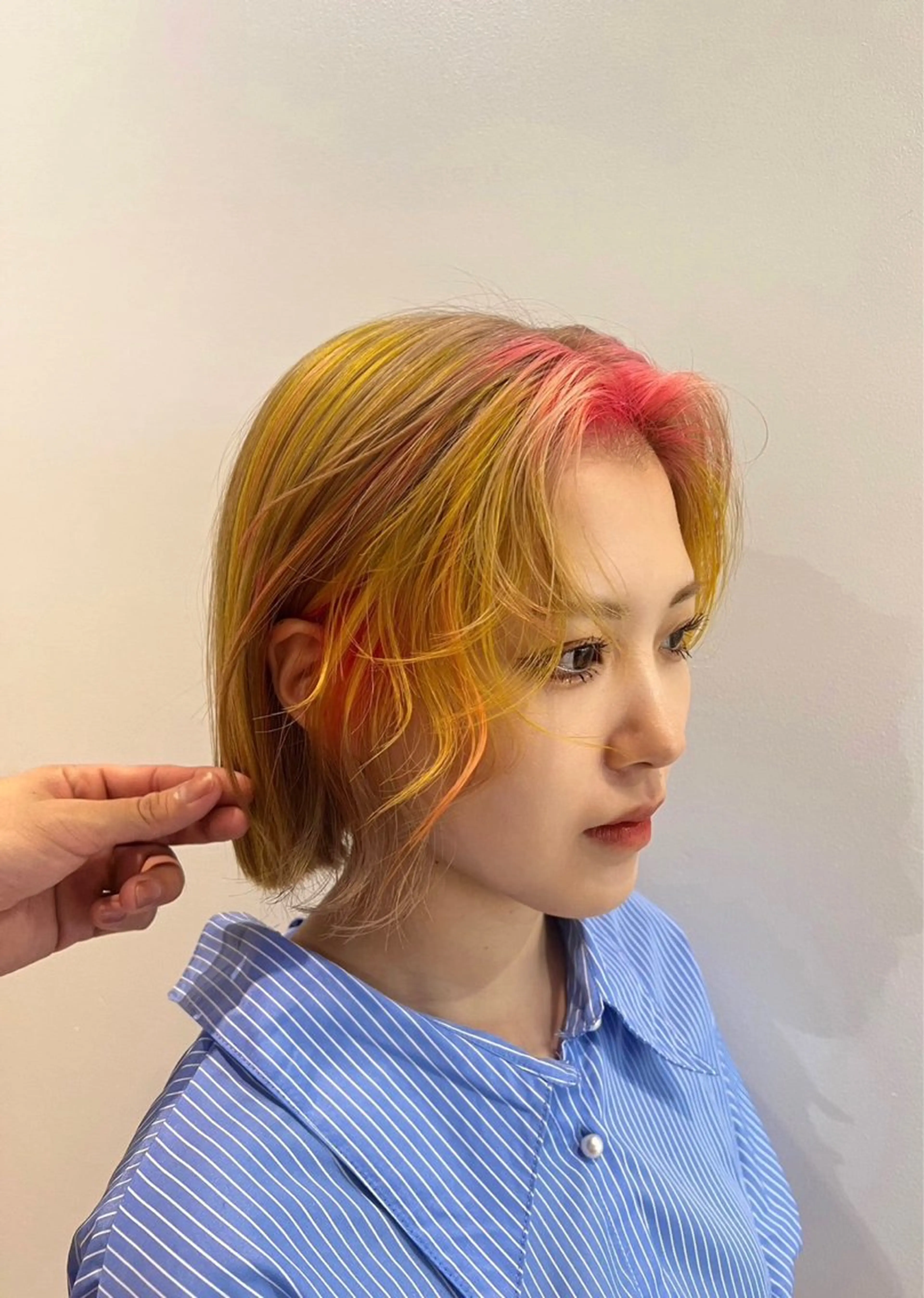 セミロング カラー ブリーチ デザインカラー ハイトーンカラー ヘアカラー トリートメント 🌼動き×透明感🩵 ハイトーン/ナナのヘアスタイル