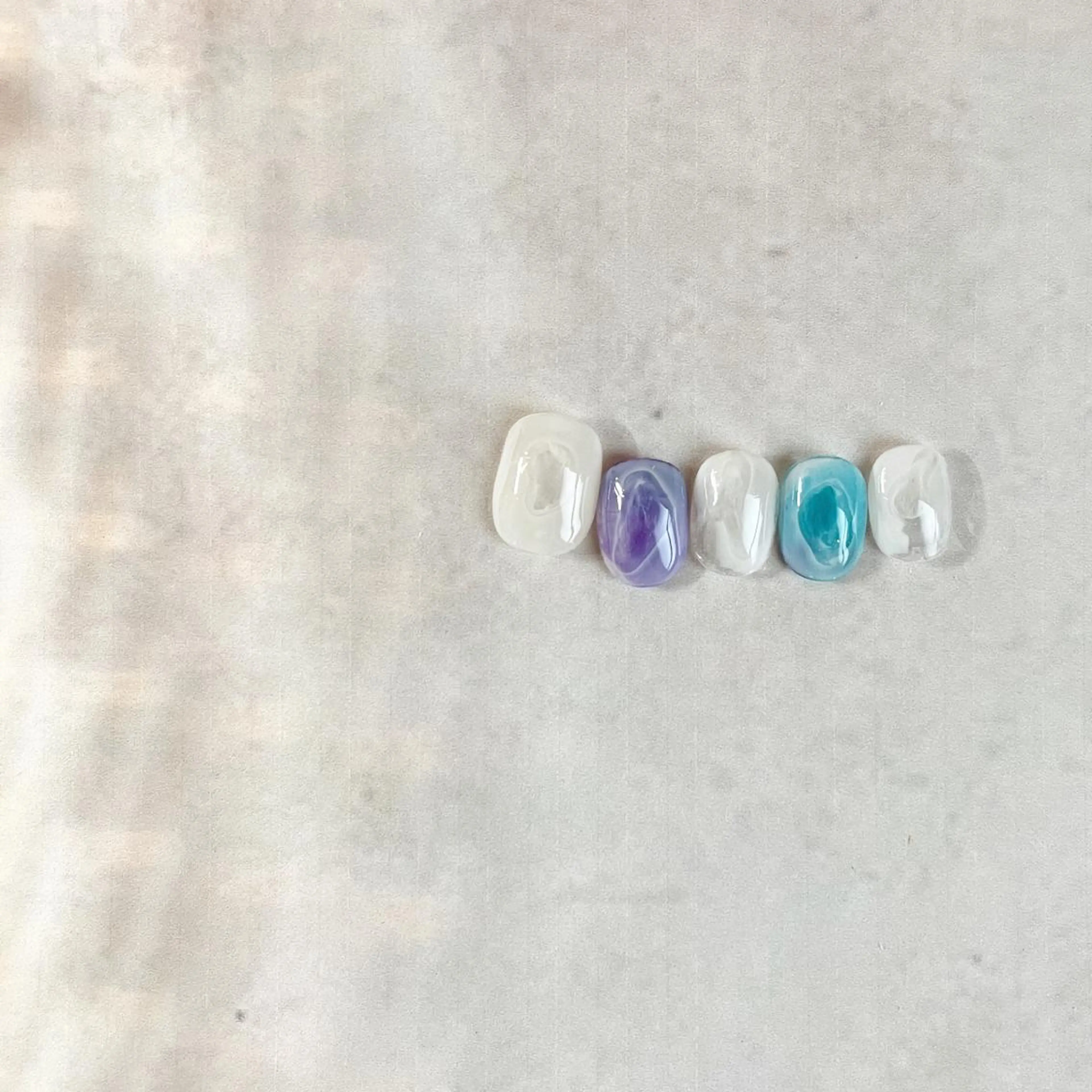 ネイル ブルー クリアネイル ニュアンスネイル 夏ネイル ホワイト フリーランス¨̮⃝ ネイリストOKADAのネイルデザイン