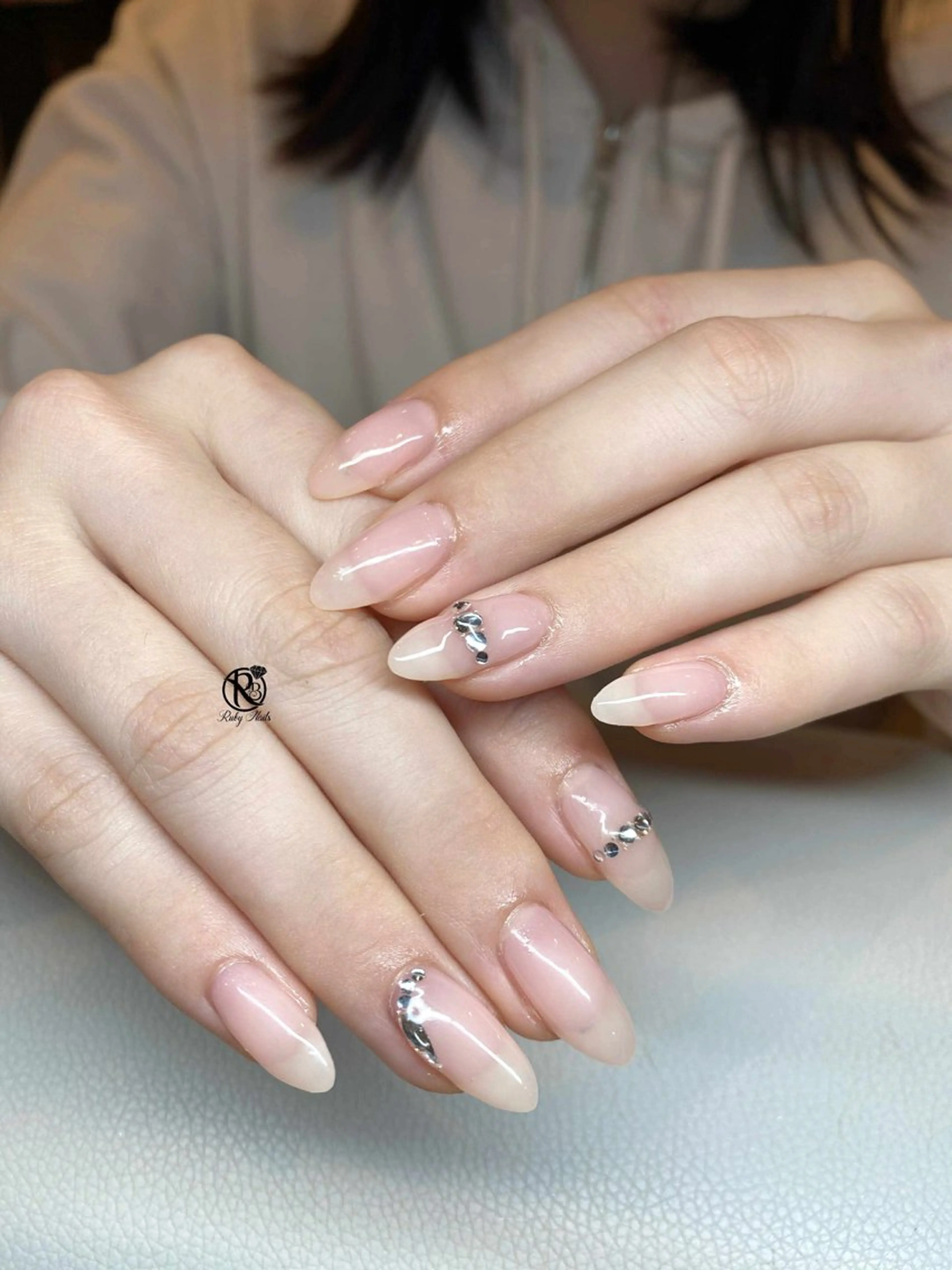 ネイル ボルドー ブラウン チークネイル ドット フットネイル ハンドネイル Yukichan 日暮里店のネイルデザイン