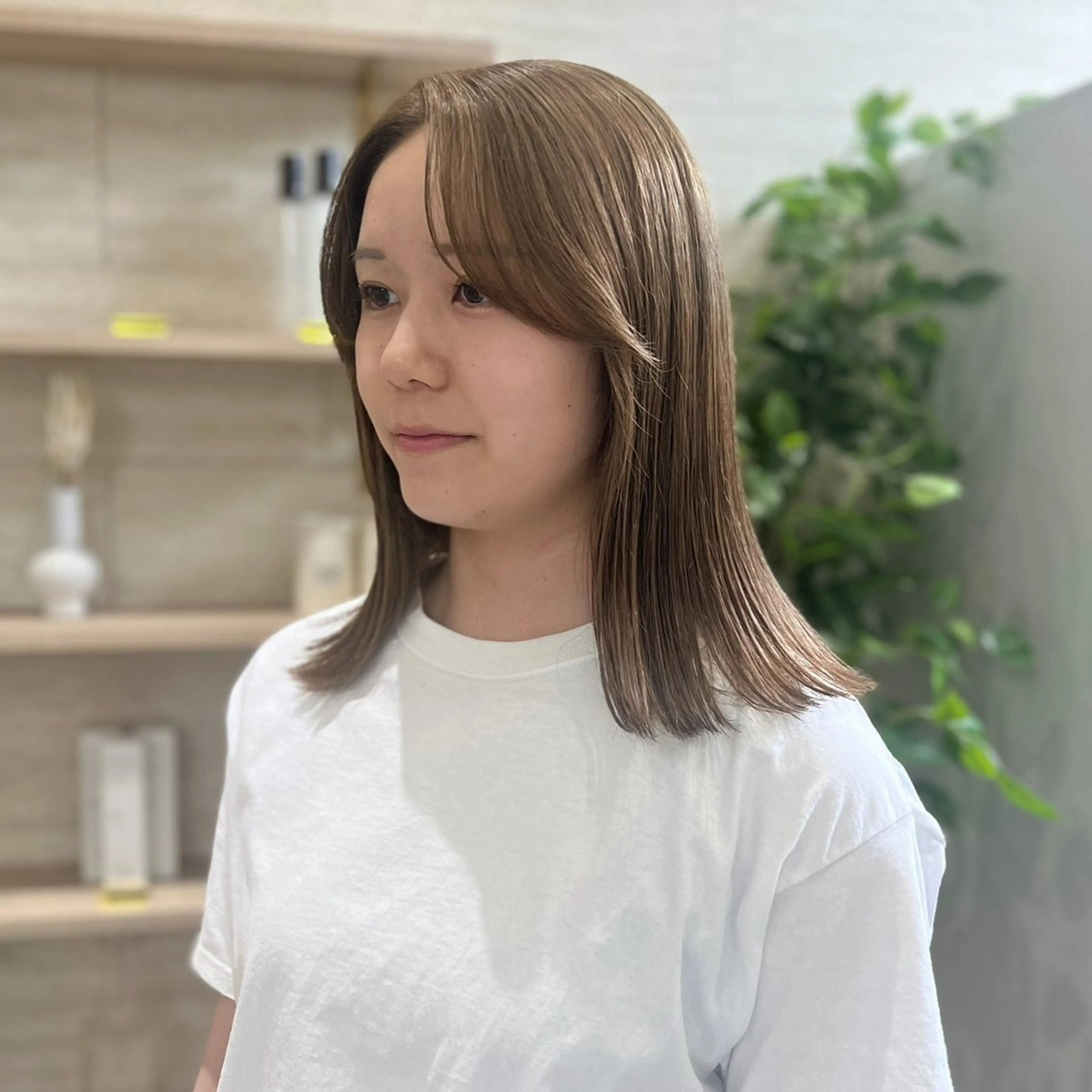 ミディアム カラー ベージュカラー ブリーチ ミルクティーベージュ ブリーチなしカラー ANNA /艶髪/ハイトーンのヘアスタイル