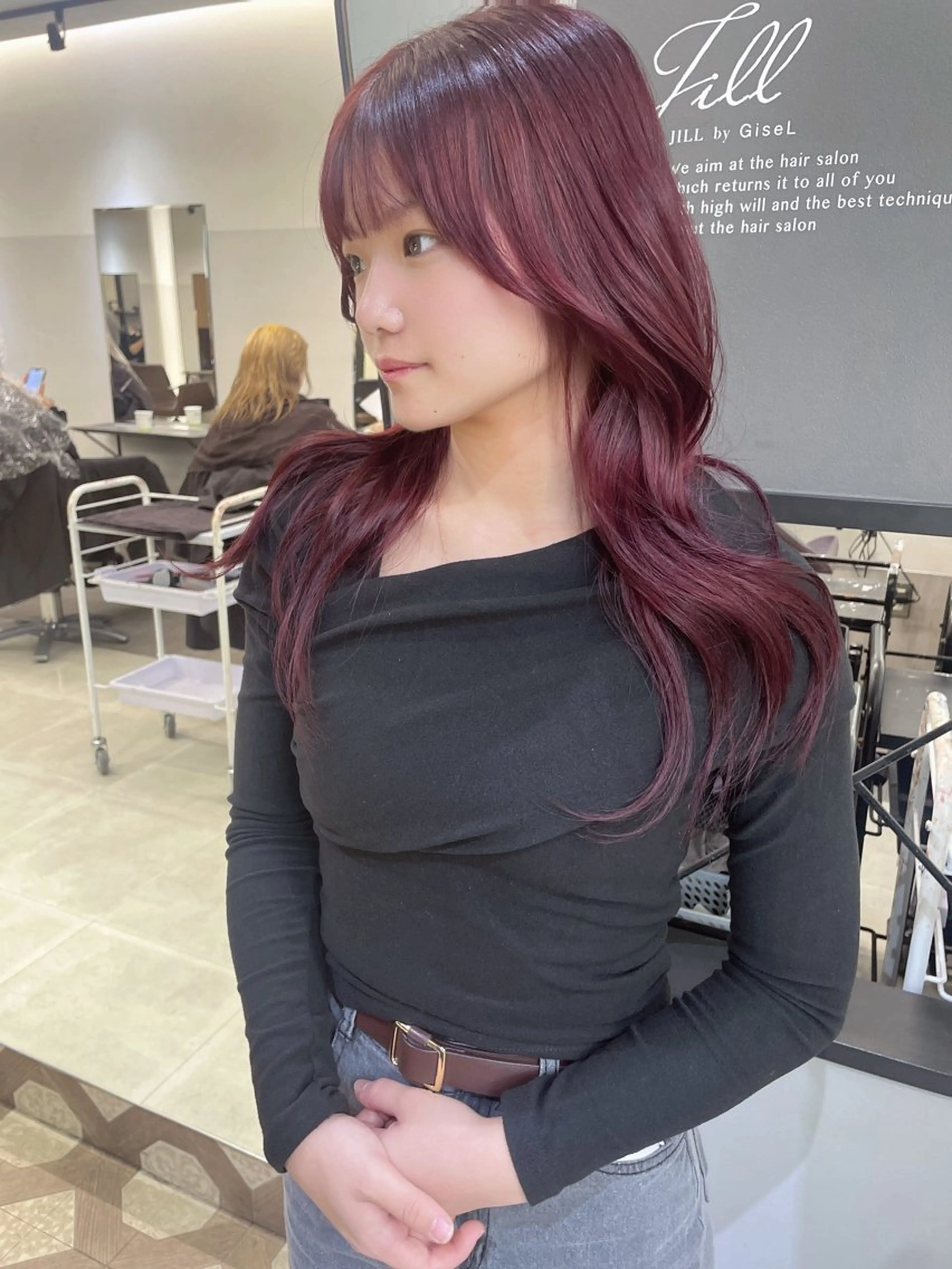 セミロング カラー カシス レッドカラー レイヤーカット AIRI layer cut hairのヘアスタイル