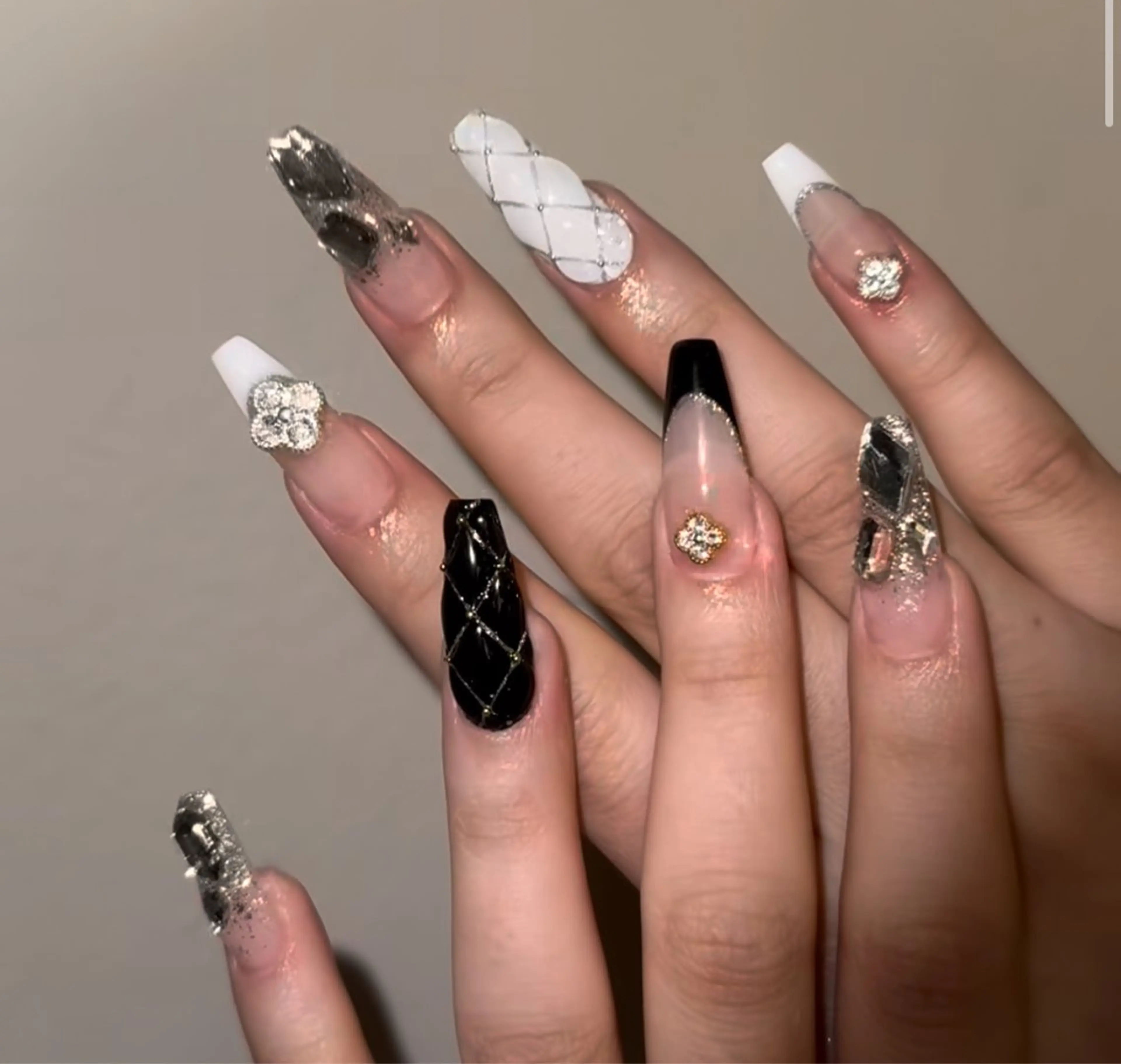 ネイル オーロラネイル フレンチネイル ジェルネイル ハロウィン キラキラネイル H.baby Nail Salonのネイルデザイン