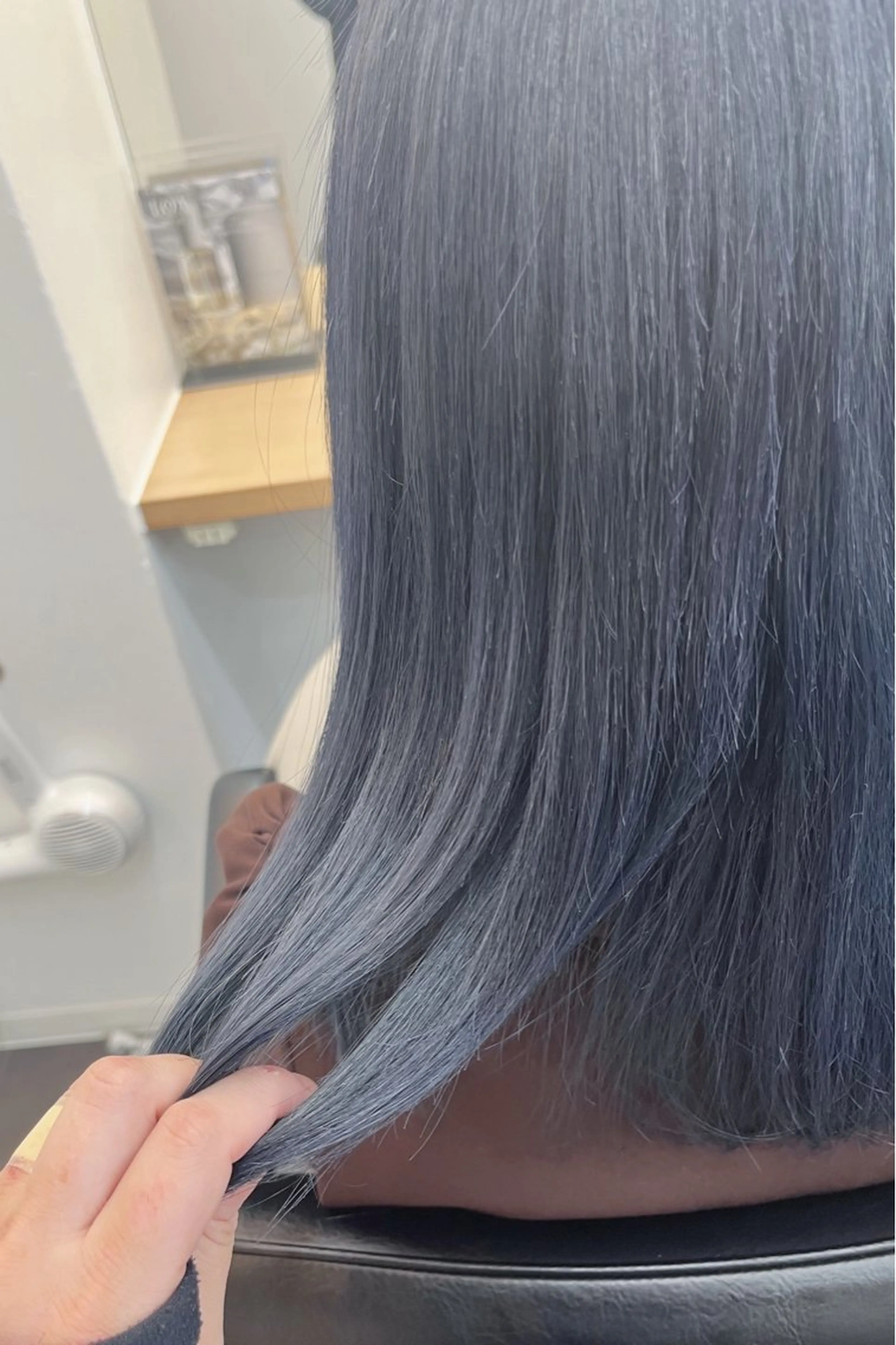 ロング カラー ブリーチ ネイビーカラー トリートメント mai🐷髪質改善 🖤透ける暗髪🖤のヘアスタイル