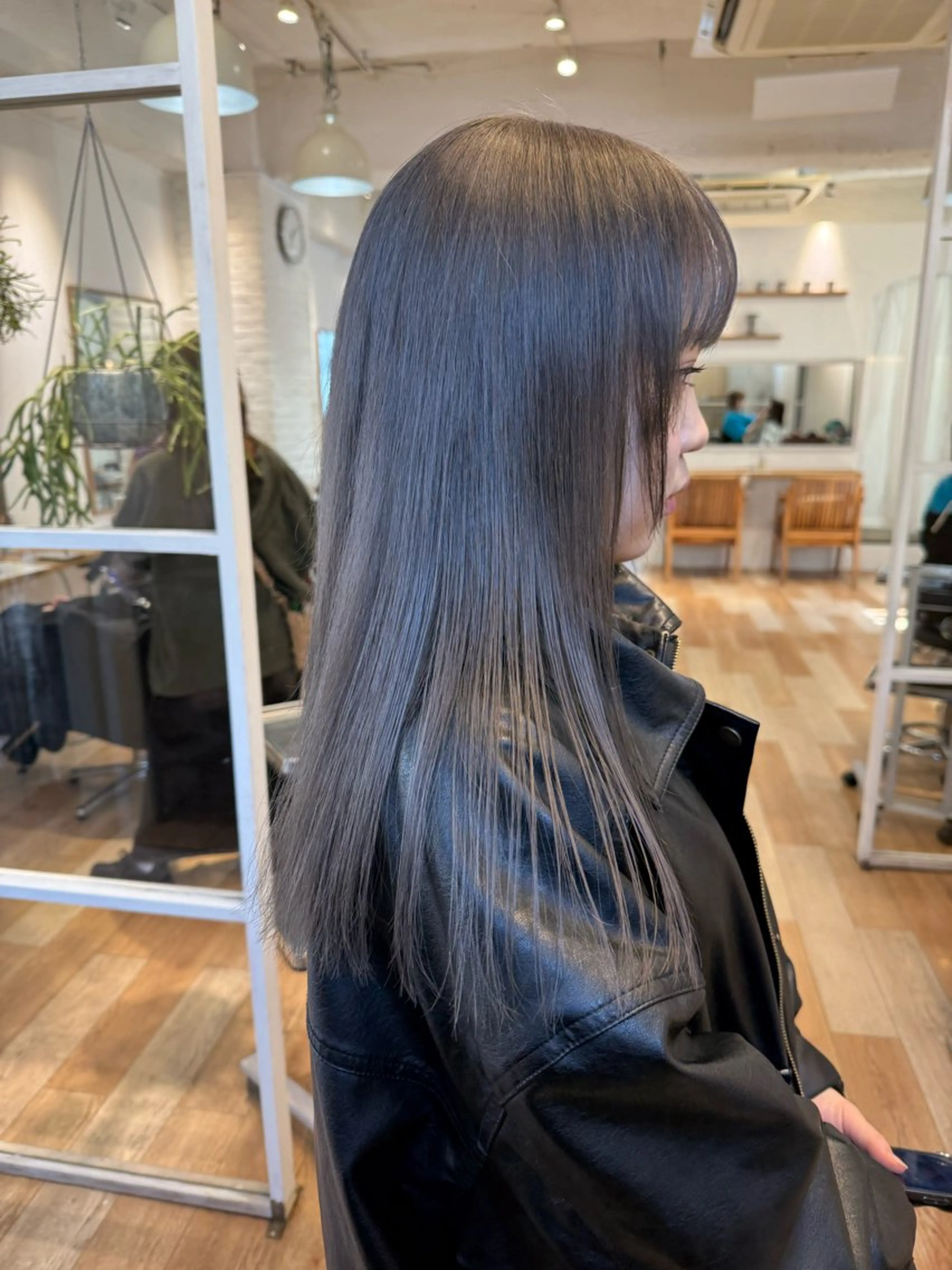 セミロング カラー ミルクティー× グレージュMOMOのヘアスタイル