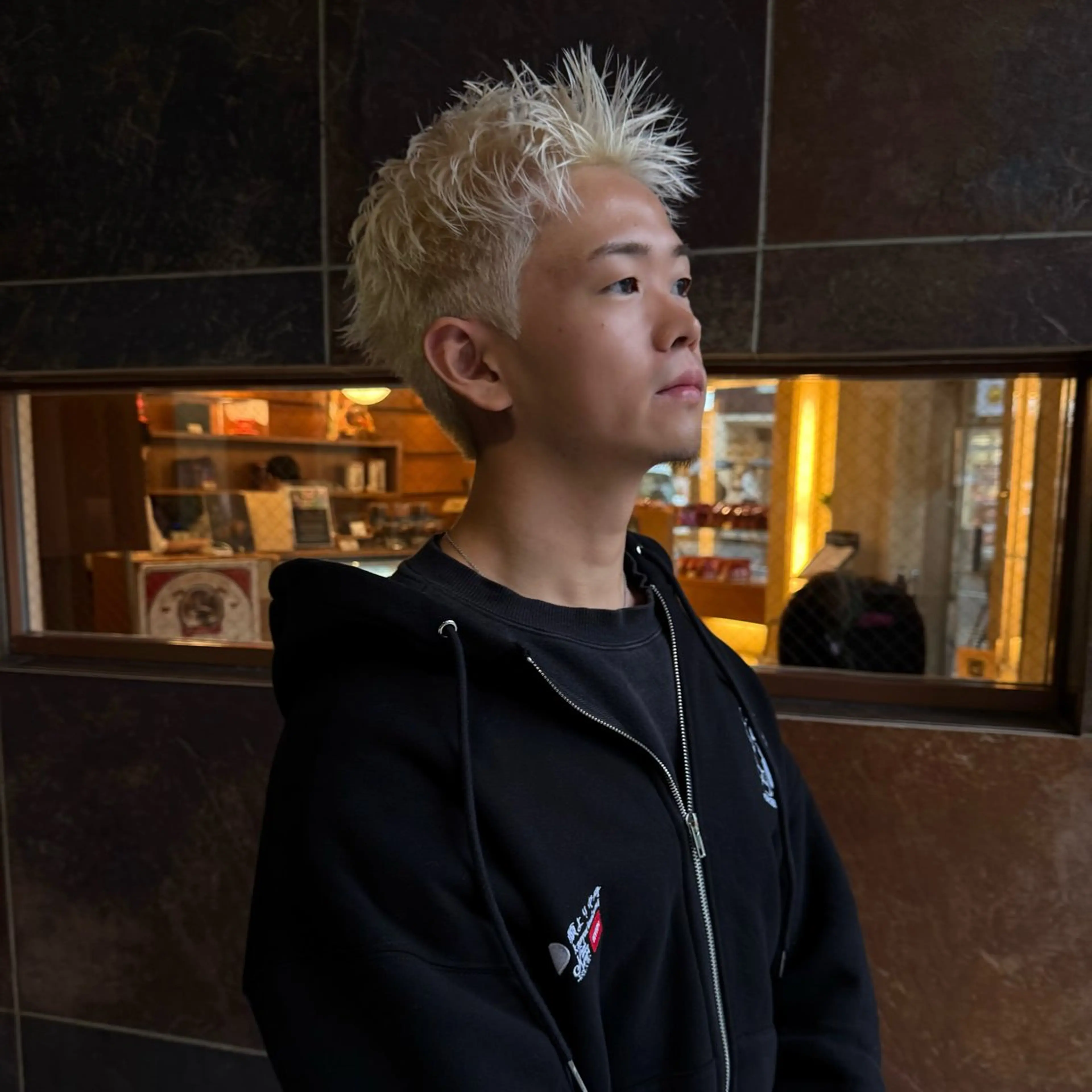 ショート カラー メンズ センターパート メンズハイトーン 黒髪 ハイトーンカラー カット ヘアカラー 希佳/メンズ スタイリストのヘアスタイル