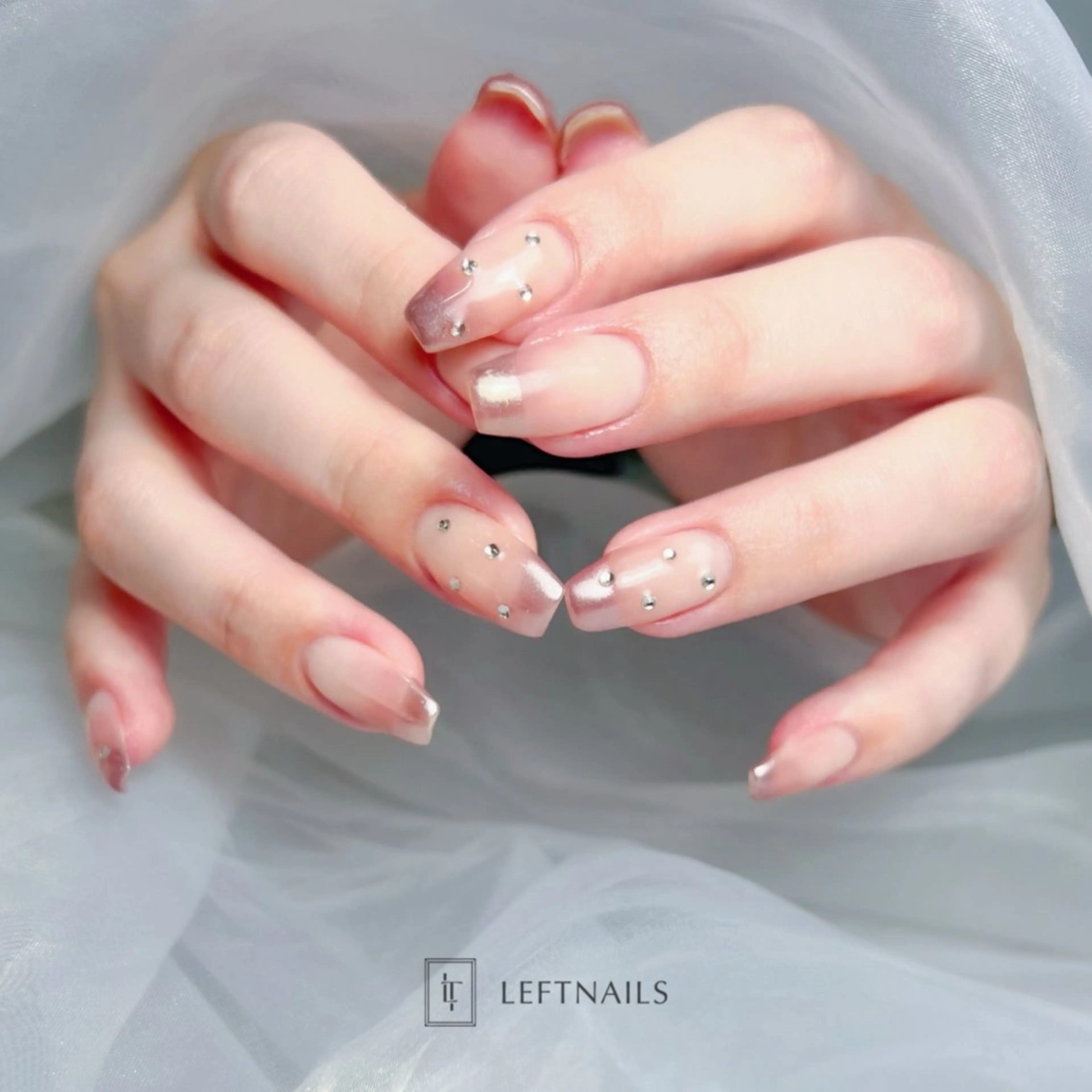 ネイル フレンチネイル ミラーネイル ハンドネイル LEFTNAILS フィルインニュアンスのネイルデザイン