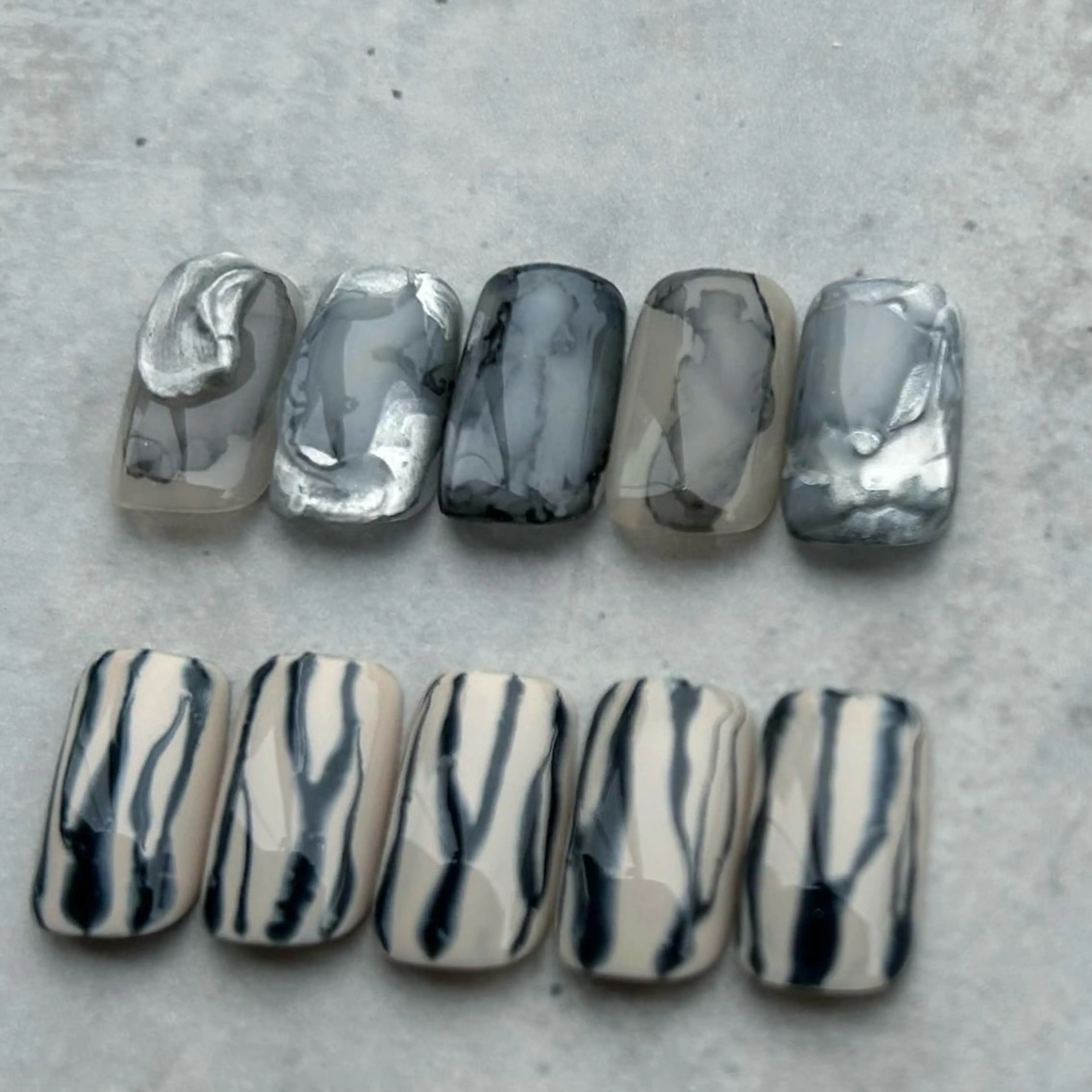 ネイル カジュアル ネイビー ニュアンスネイル オフィスネイル ぷっくりネイル ハンドネイル ハンドケア lyly.nail所属・lylynail YUUKAのネイルデザイン