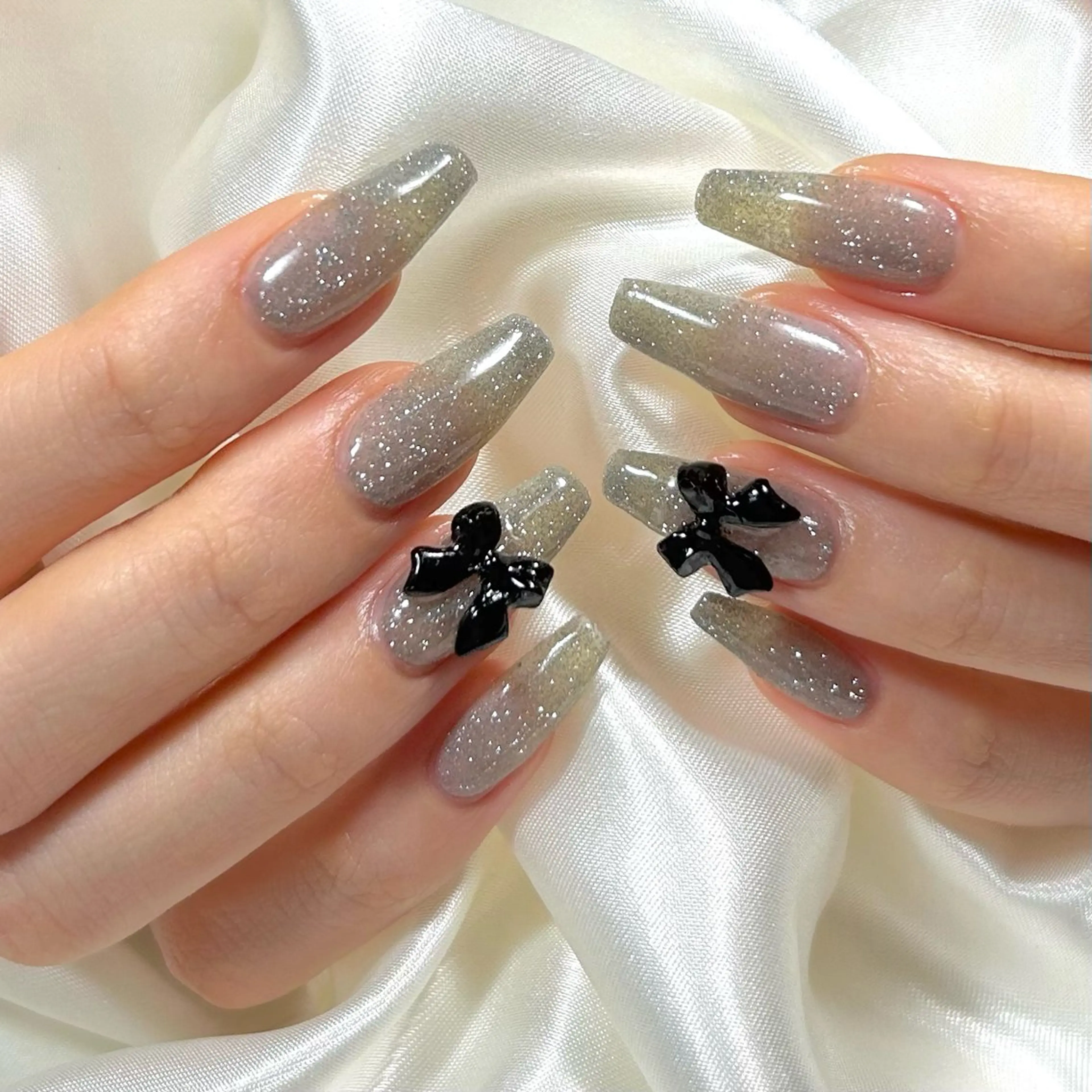 ネイル フラッシュネイル キラキラネイル リボン shine'an fuka🌿🫧のネイルデザイン