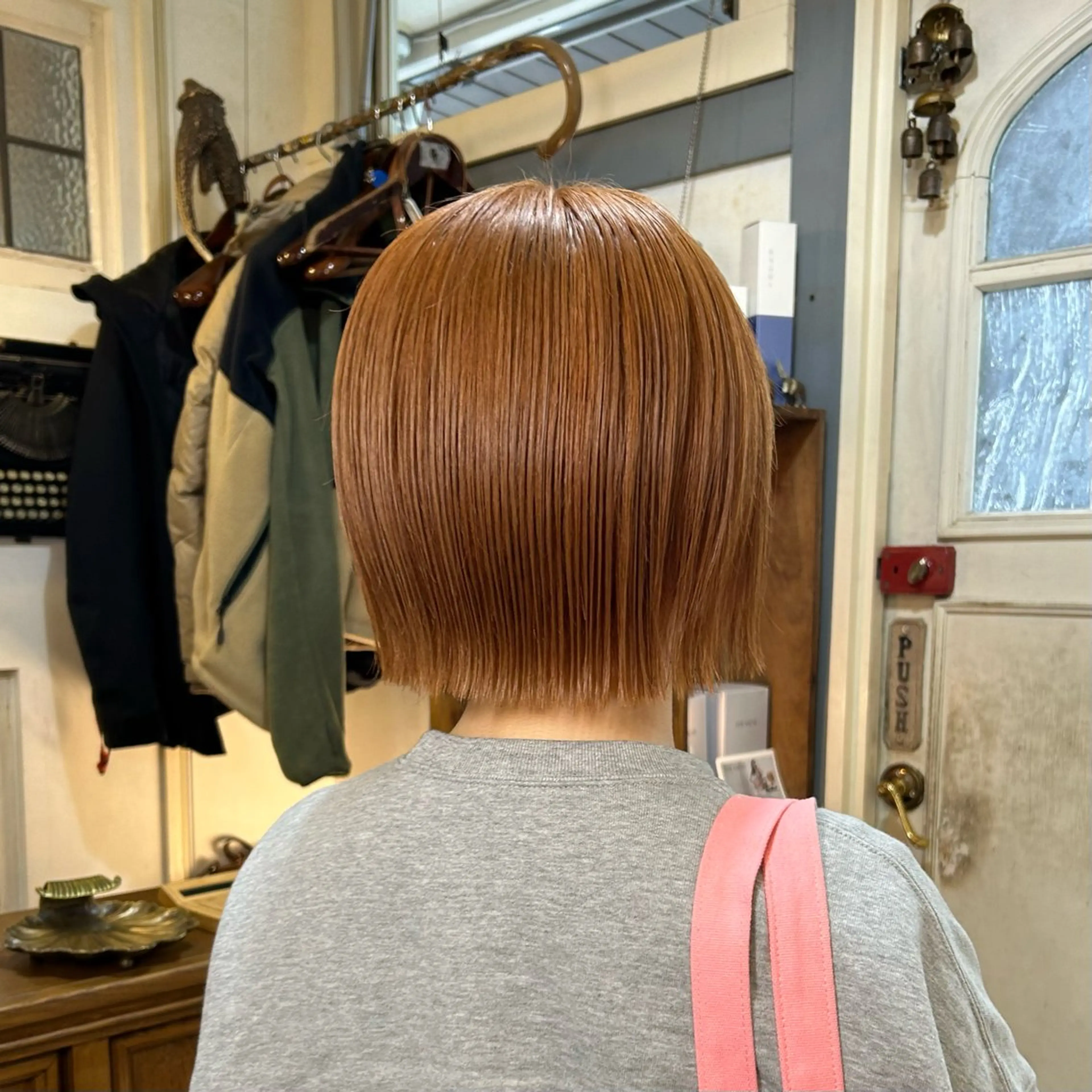 ショート カラー ベージュカラー ブリーチ オレンジ オレンジベージュ カット ヘアカラー トリートメント ヘッドスパ BRITS 渡辺 菜々子のヘアスタイル