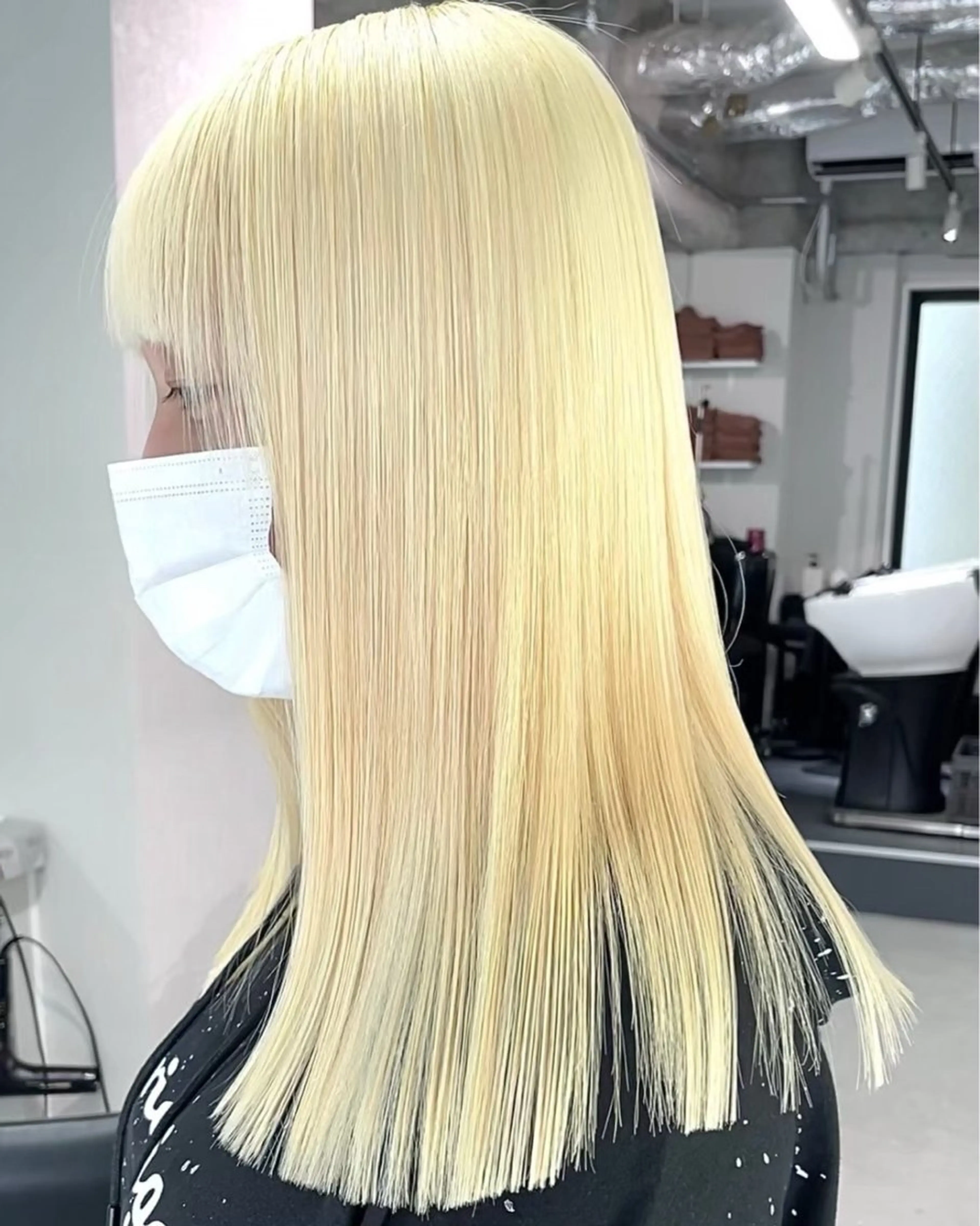 セミロング ハイトーン/艶カラー 𝐧𝐨𝐚のヘアスタイル