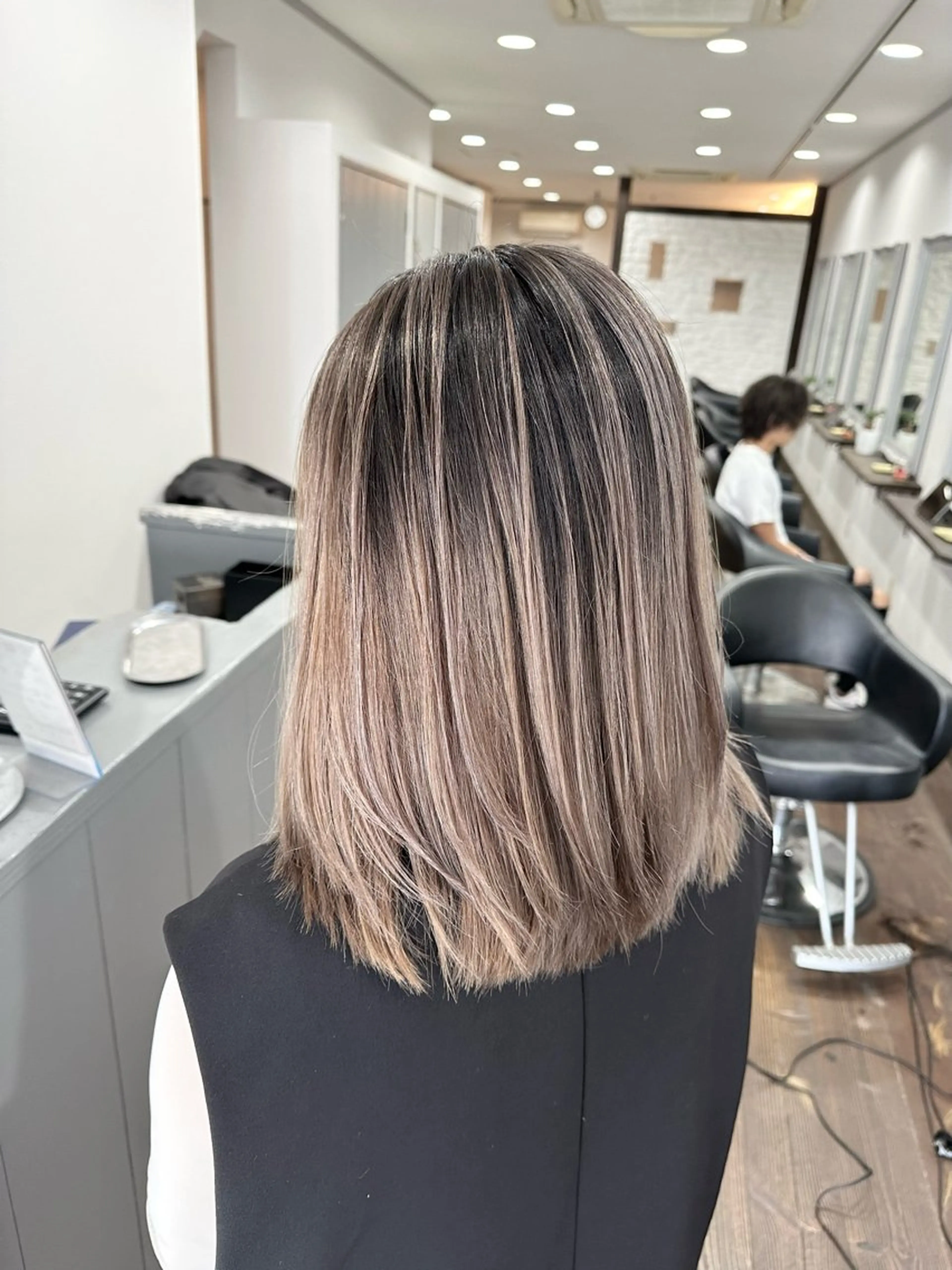 セミロング レイヤーカット カット ヘアカラー トリートメント _White広島所属・バレイヤージュ 隅中秀弥のヘアスタイル